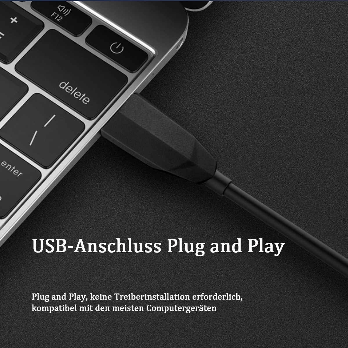 Ein schwarzer Laptop mit einem schwarzen Kabel, das angeschlossen ist. Der Text 'USB-Anschluss Plug and Play'.