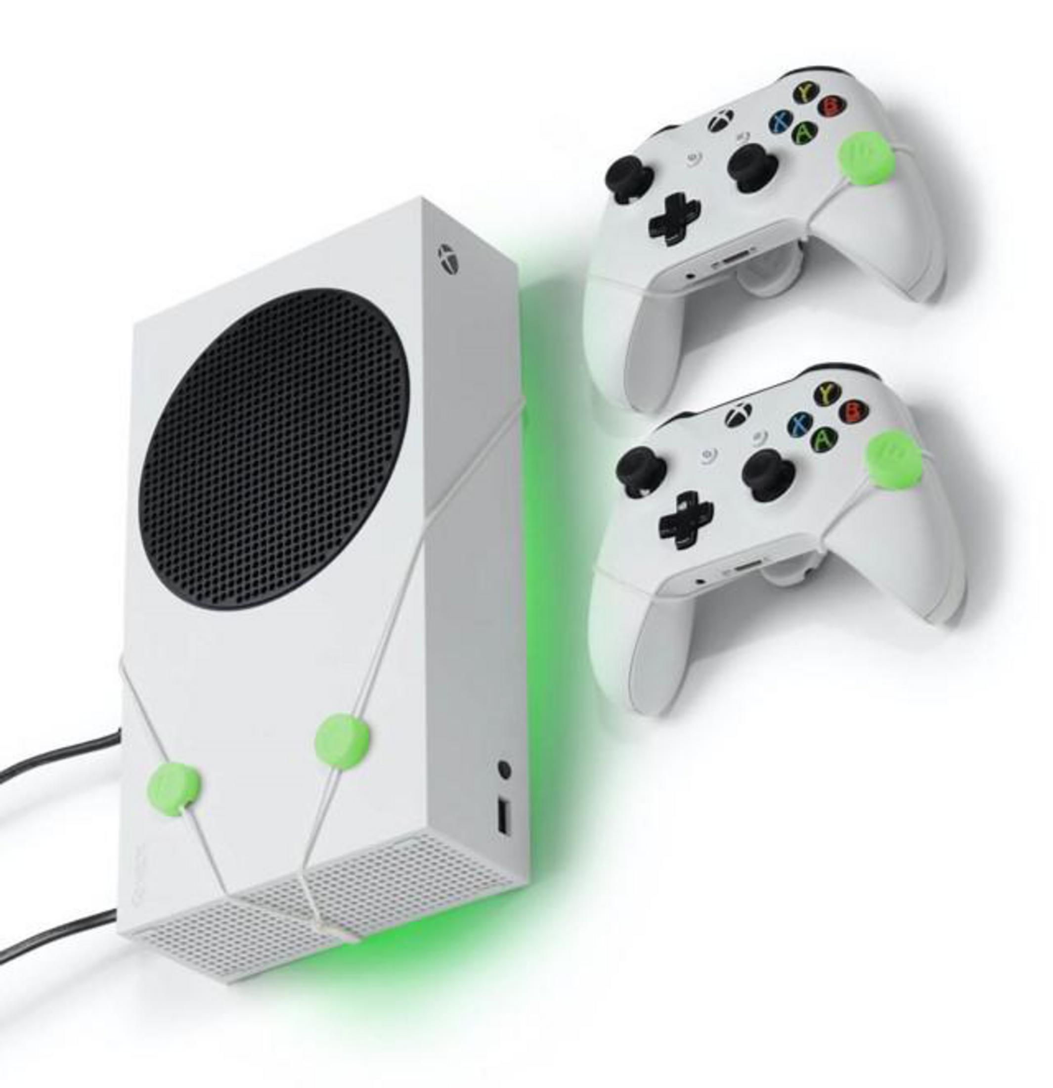 Weiße Xbox Series S Konsole mit zwei weißen Controllern mit grünen Akzenten.