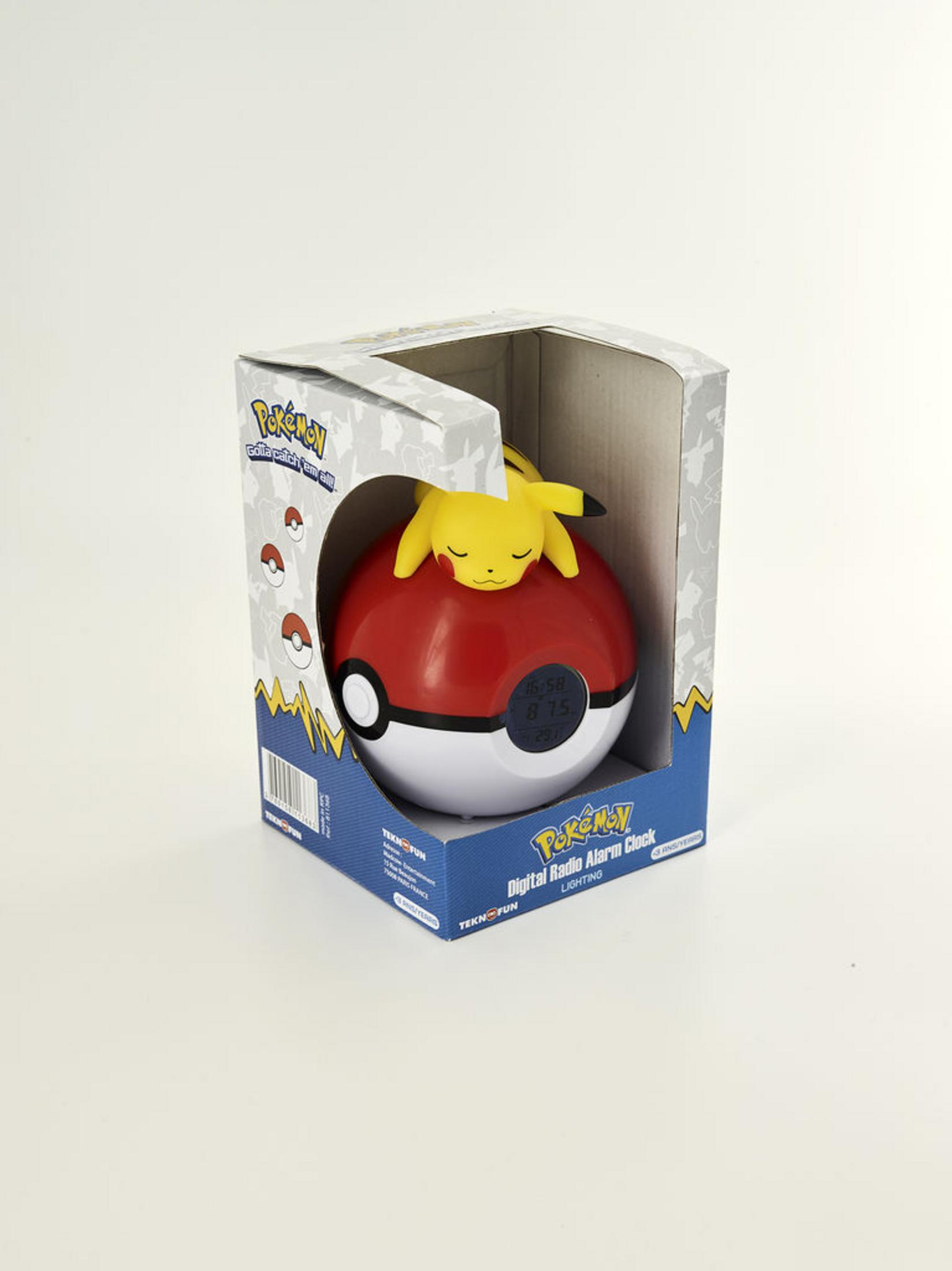 Cyfrowy budzik Pokemon w pudełku, figurka Pikachu na czerwono-białej kuli.