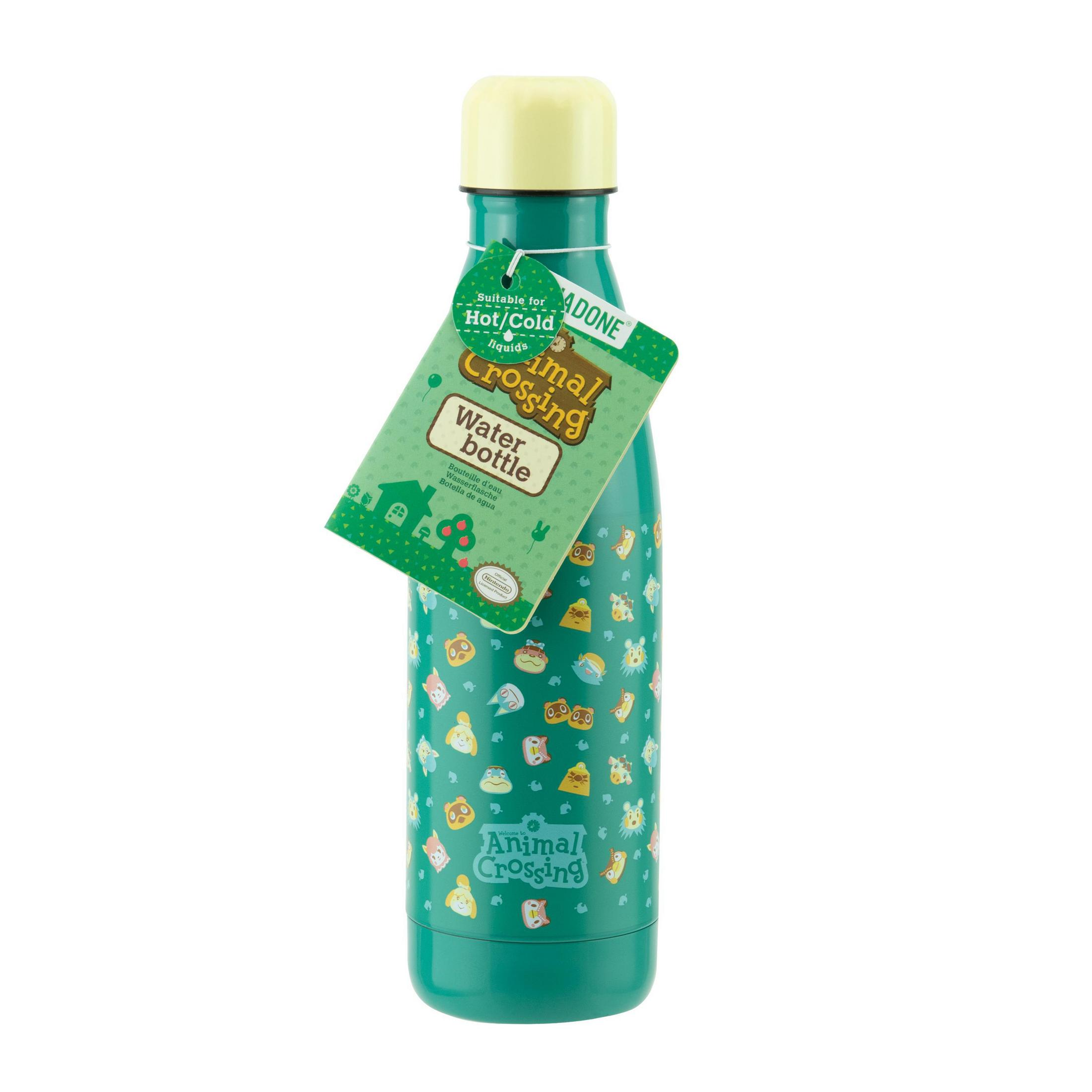 Grüne Wasserflasche mit Animal Crossing-Charakteren und einem Etikett mit der Aufschrift 'Water bottle'.
