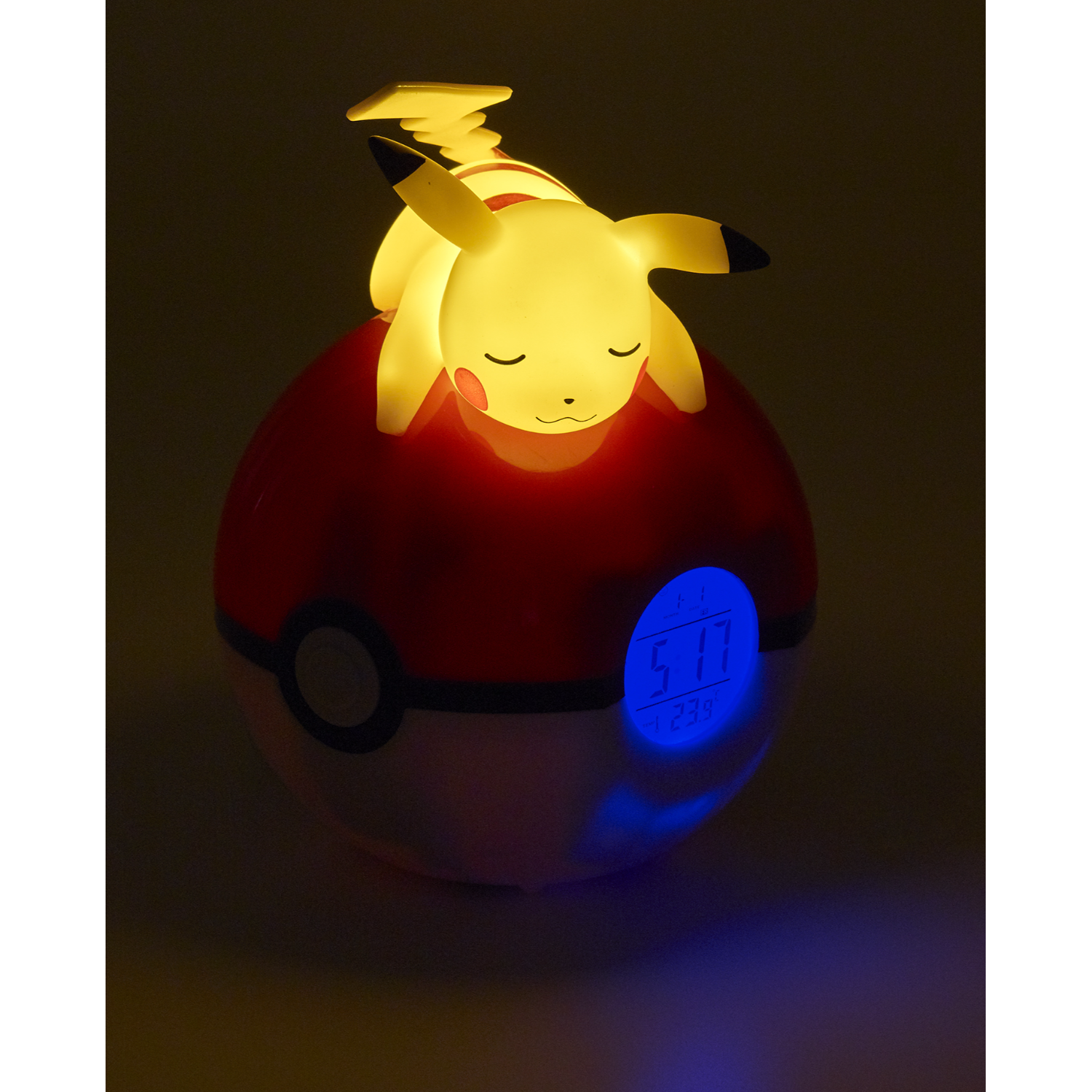 Lampka nocna Pikachu na Poké Ballu, wyświetlająca zegar cyfrowy.