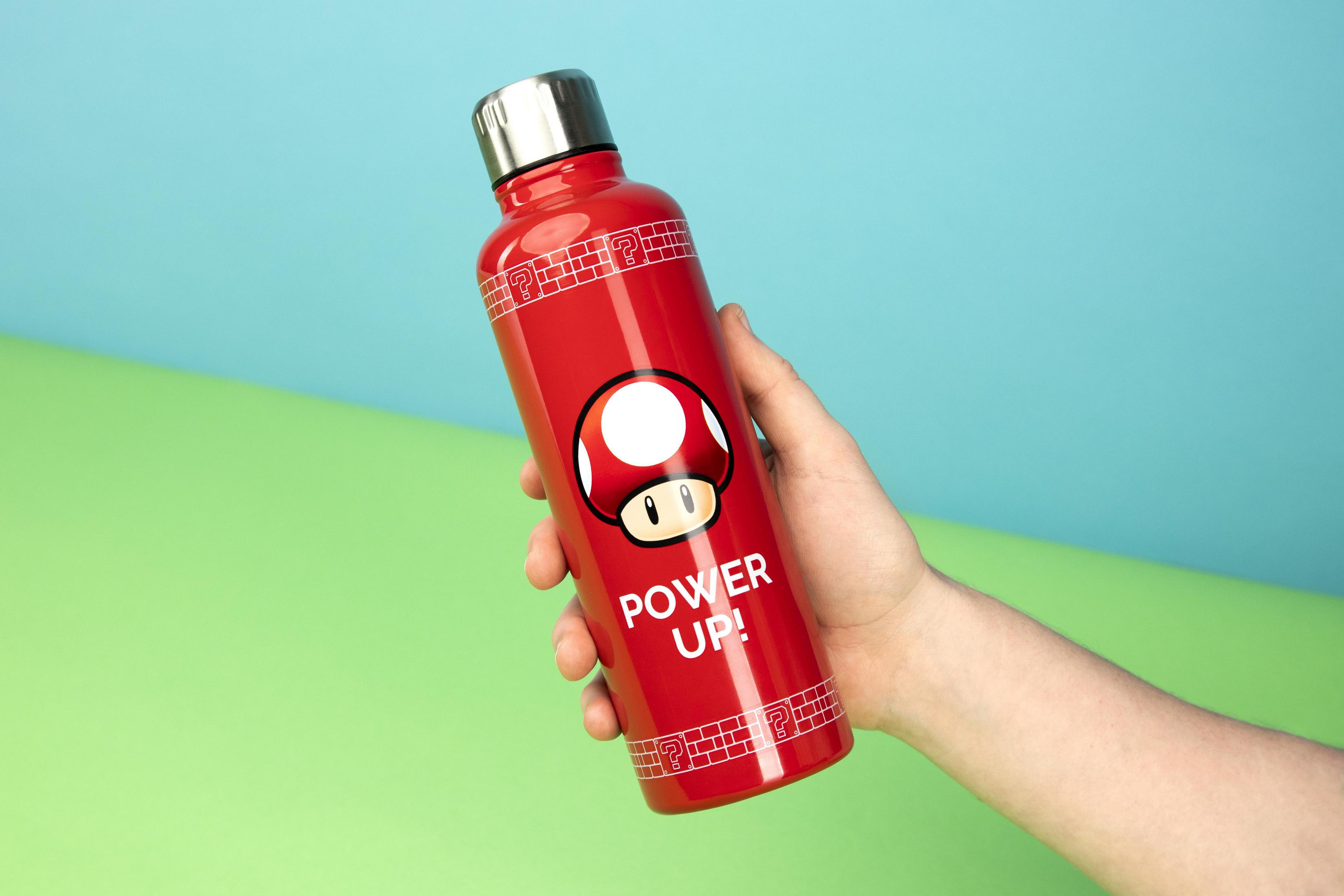 Eine Person hält eine rote Wasserflasche mit einem Mario-Pilz-Design und den Worten "POWER UP!" darauf.
