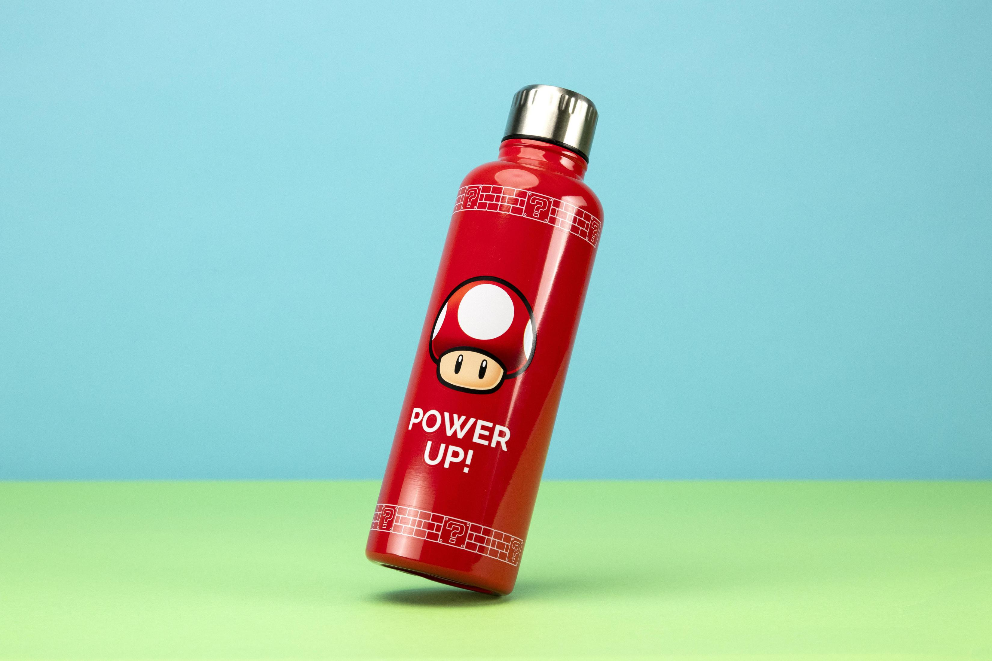 Rote Wasserflasche mit einem Mario-Pilz-Design.