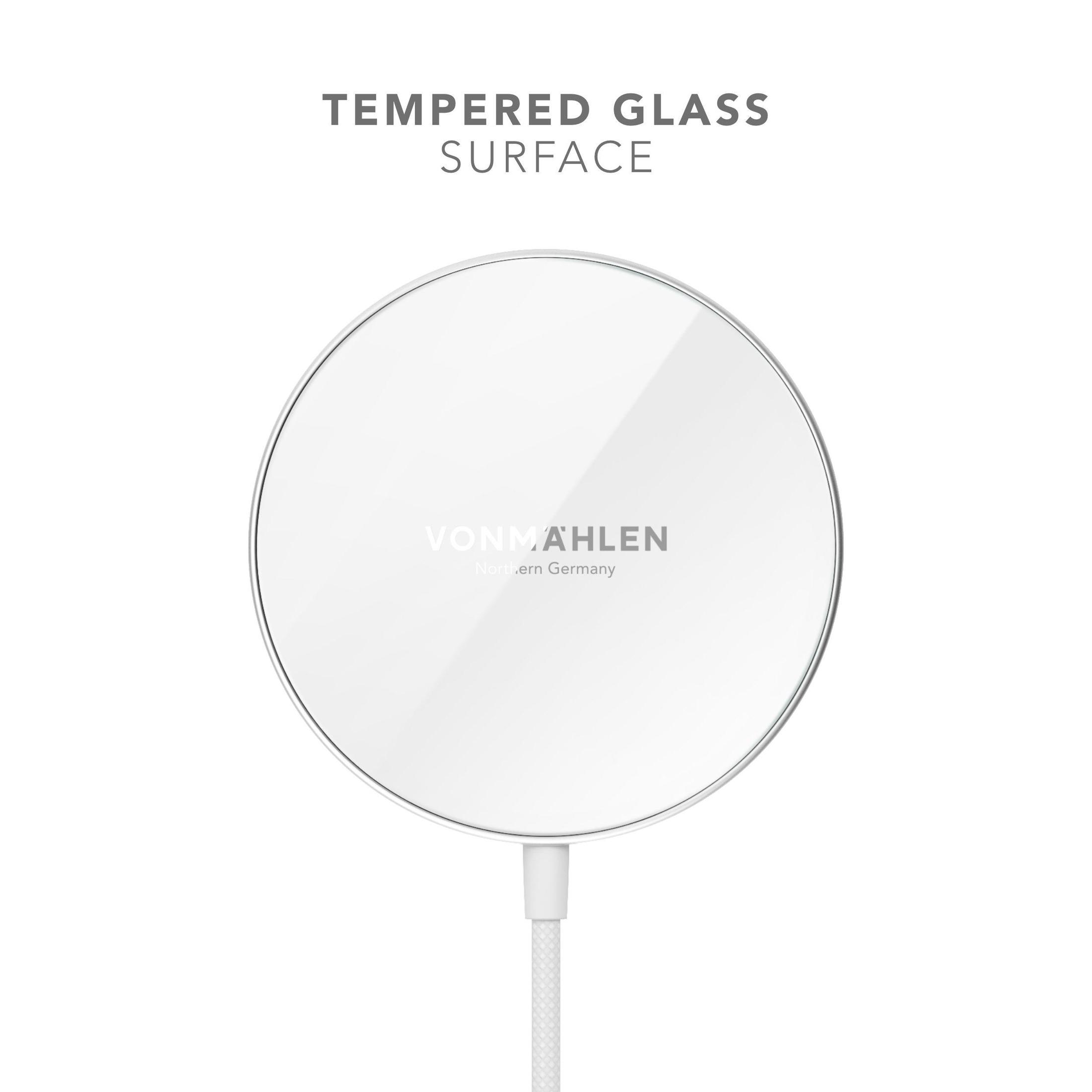 Ein weißes kabelloses Ladegerät. Text sagt Tempered Glass Surface. Es ist rund und weiß.