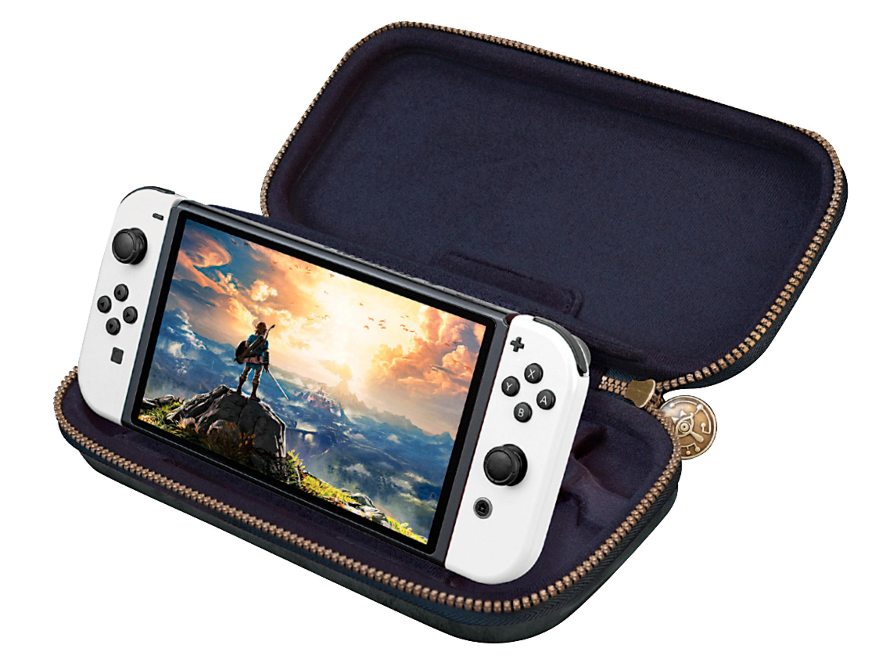 Białe urządzenie Nintendo Switch w otwartej niebieskiej torbie z grą wyświetlaną na ekranie.
