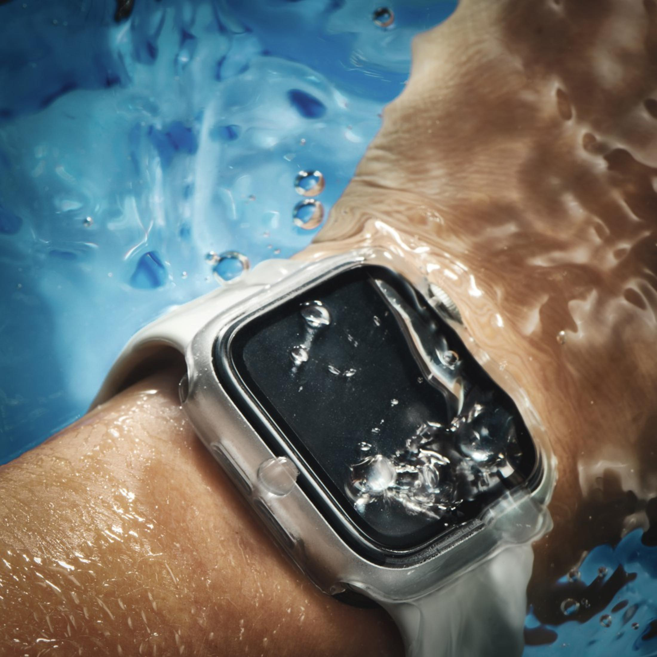 Smartwatch w wodzie. Biały pasek. Bąbelki i woda wokół.