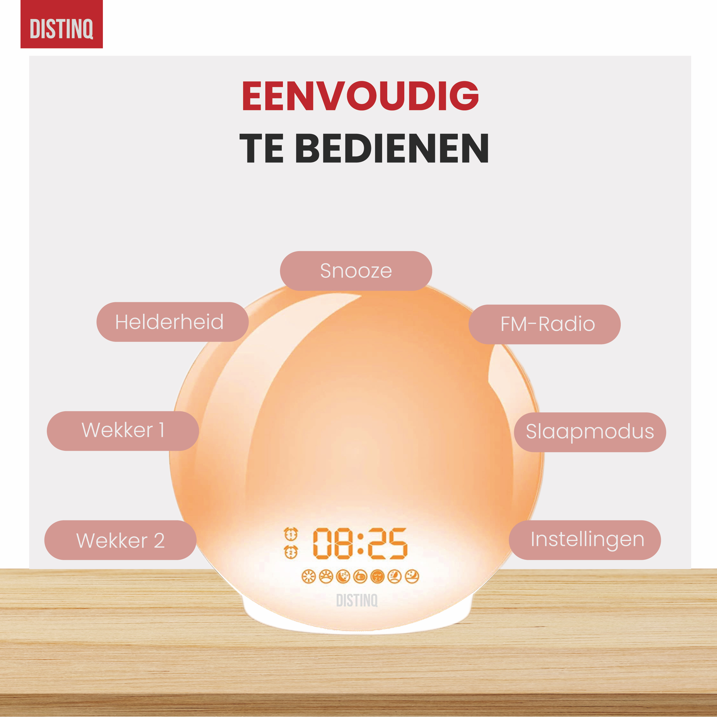 Wekker met oranje gloed, knoppen en een digitale display. Staat op een houten oppervlak.