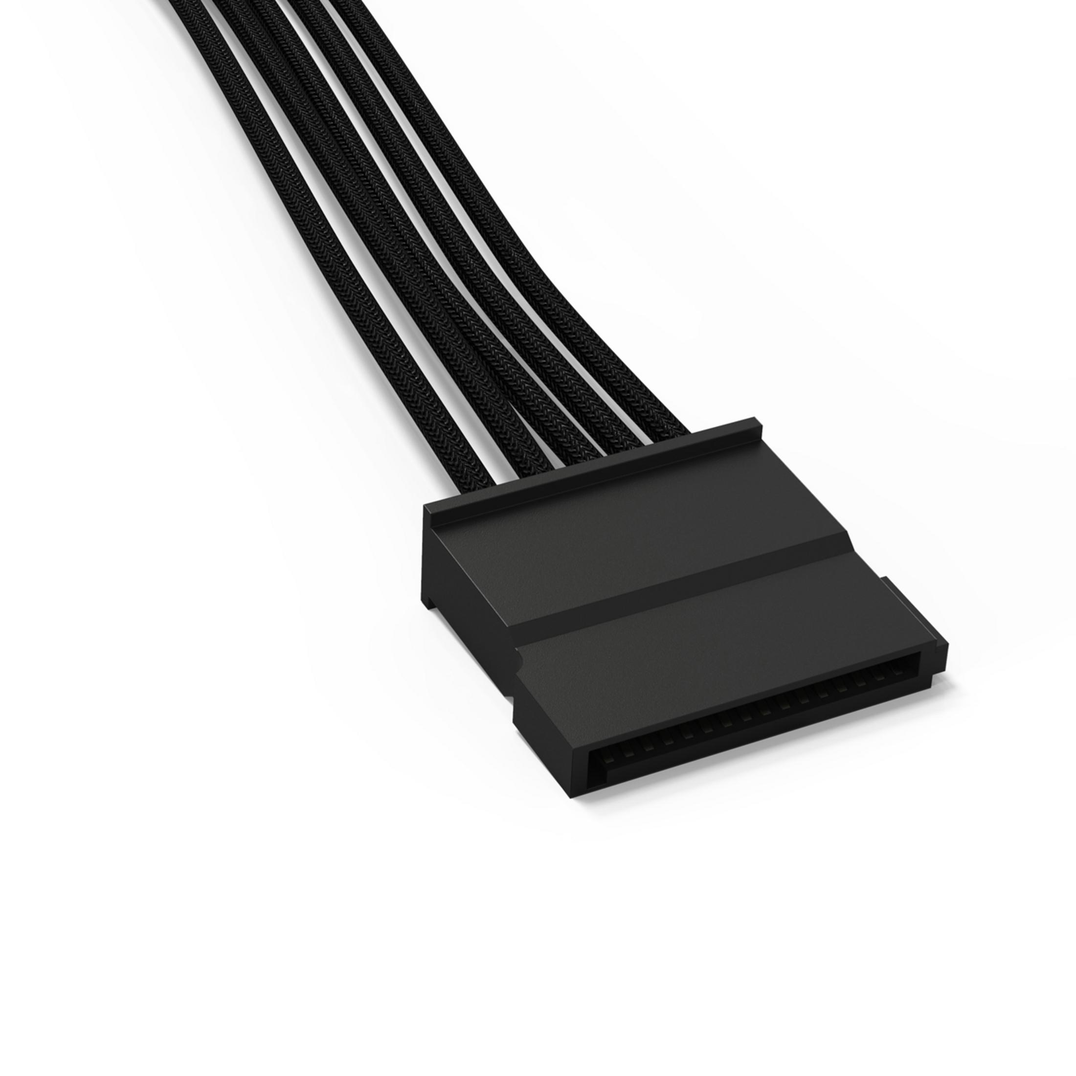 Czarny kabel zasilający z wieloma złączami. Złącza są czarne, na białym tle.