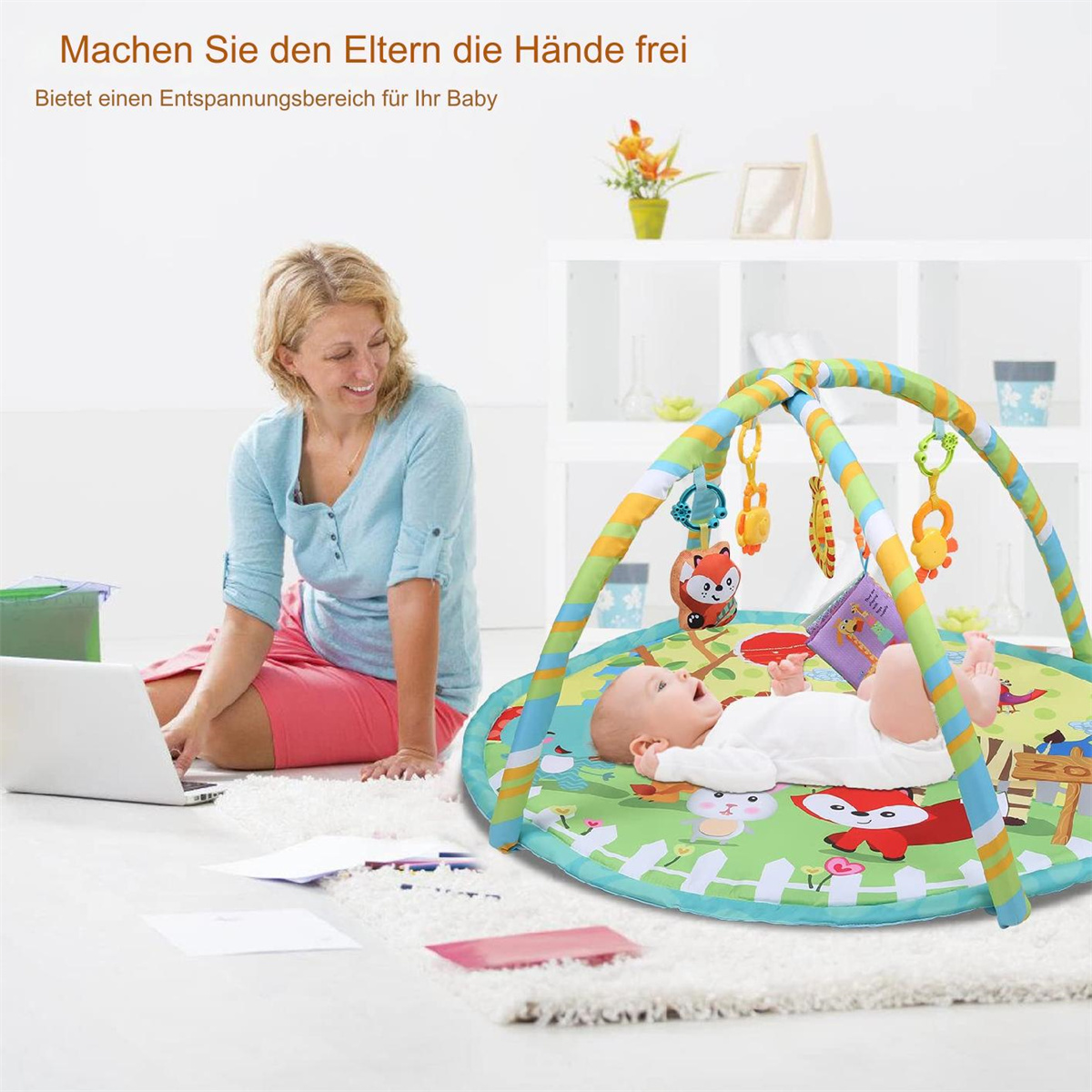 Baby liegt auf einer Spielmatte. Frau sitzt auf einem Stuhl.