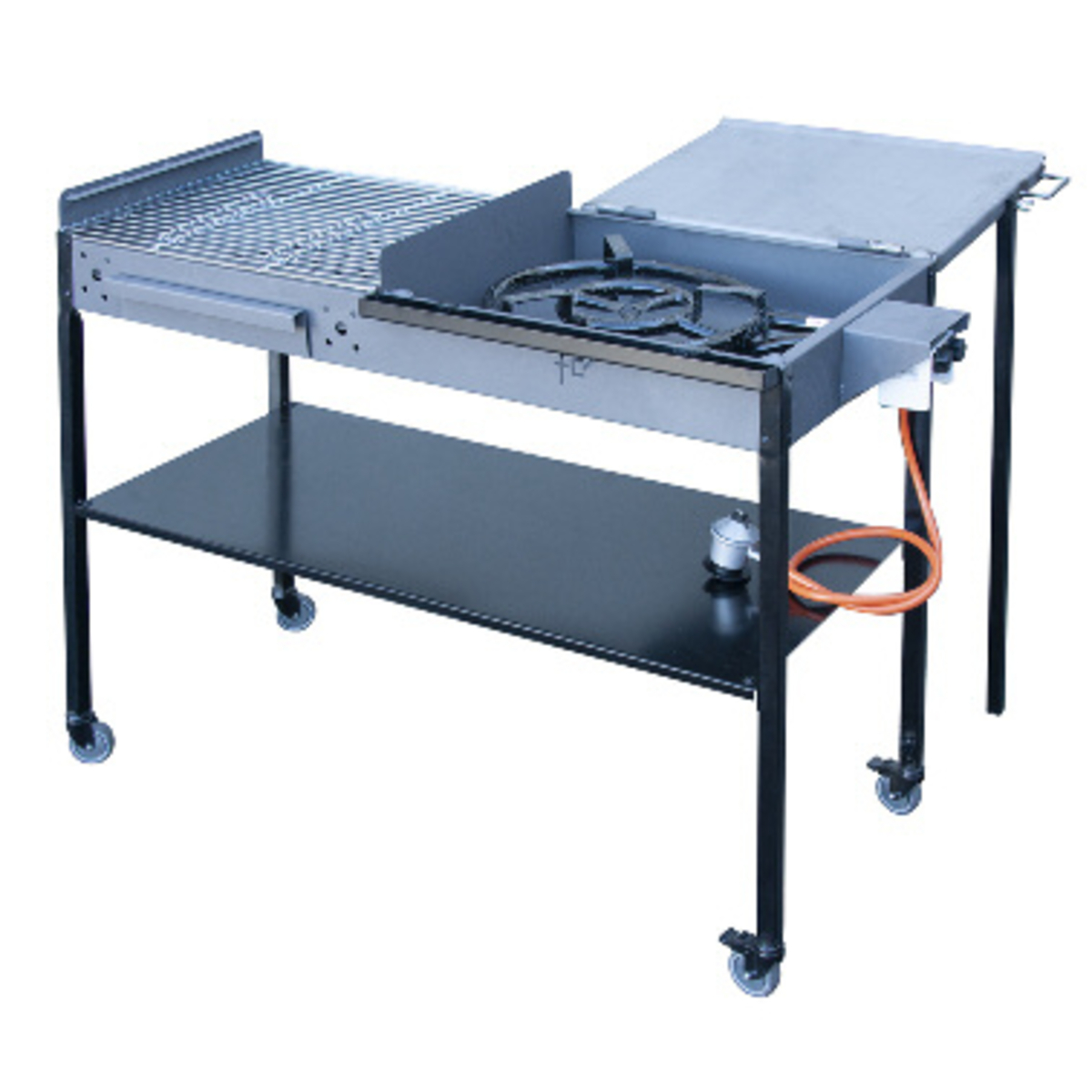 Una parrilla metálica para exteriores. Tiene una superficie de cocción, un quemador y una mesa auxiliar sobre ruedas.