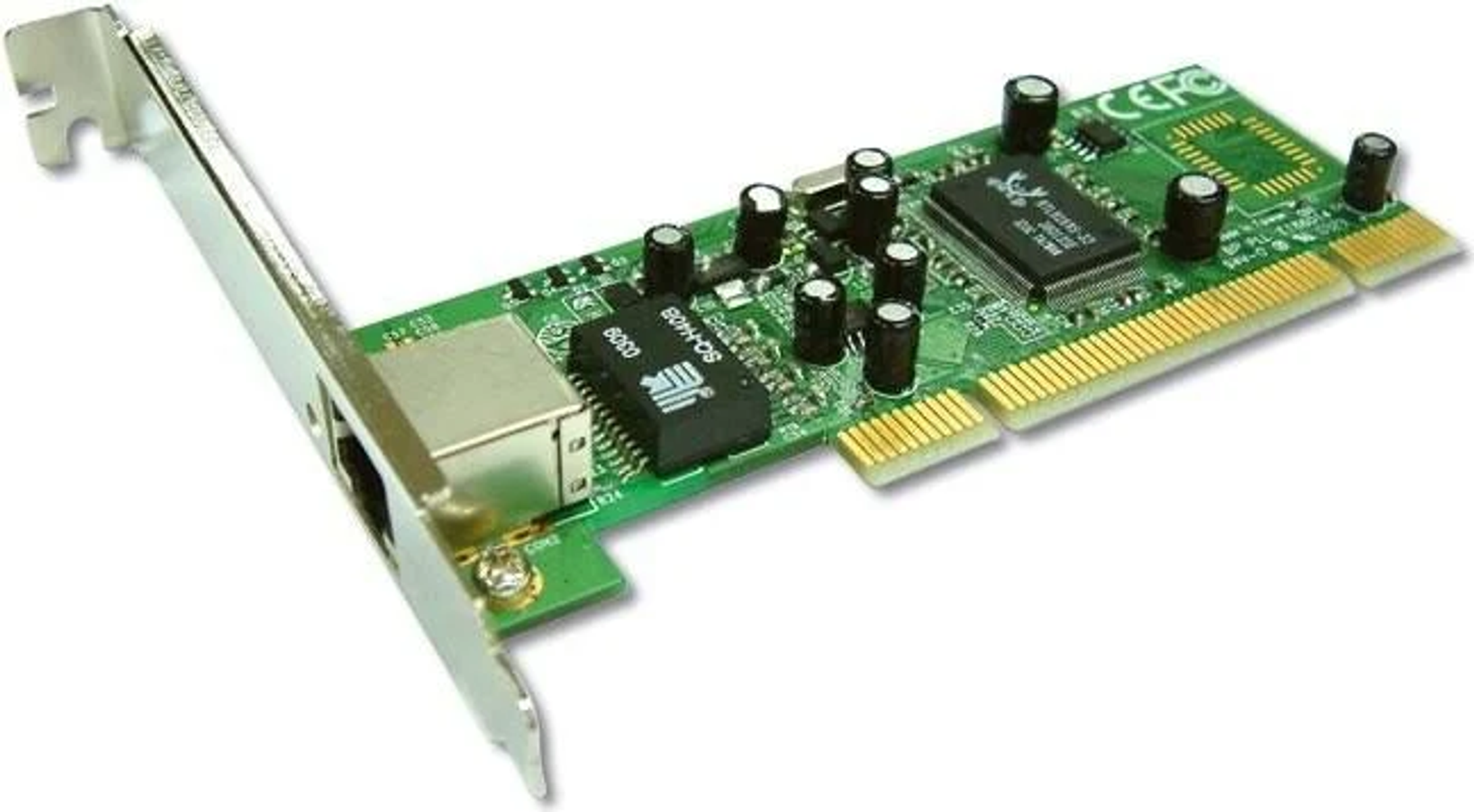 Scheda a circuito stampato verde con staffa in metallo e connettore RJ45. Primo piano.