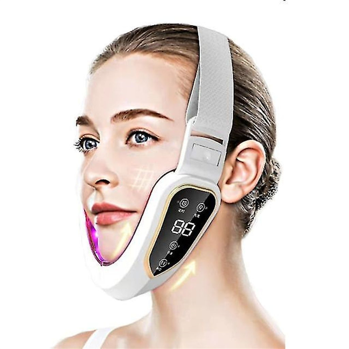 Frau trägt ein Gesichts- und Nackenmassagegerät. Das Gerät ist weiß mit digitaler Anzeige und Knöpfen.