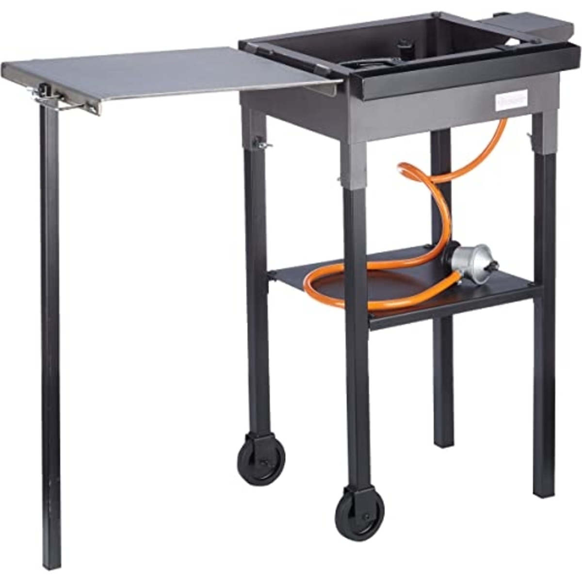 Una parrilla para exteriores negra y plateada con una mesa auxiliar. Tiene ruedas y una línea de gas naranja.