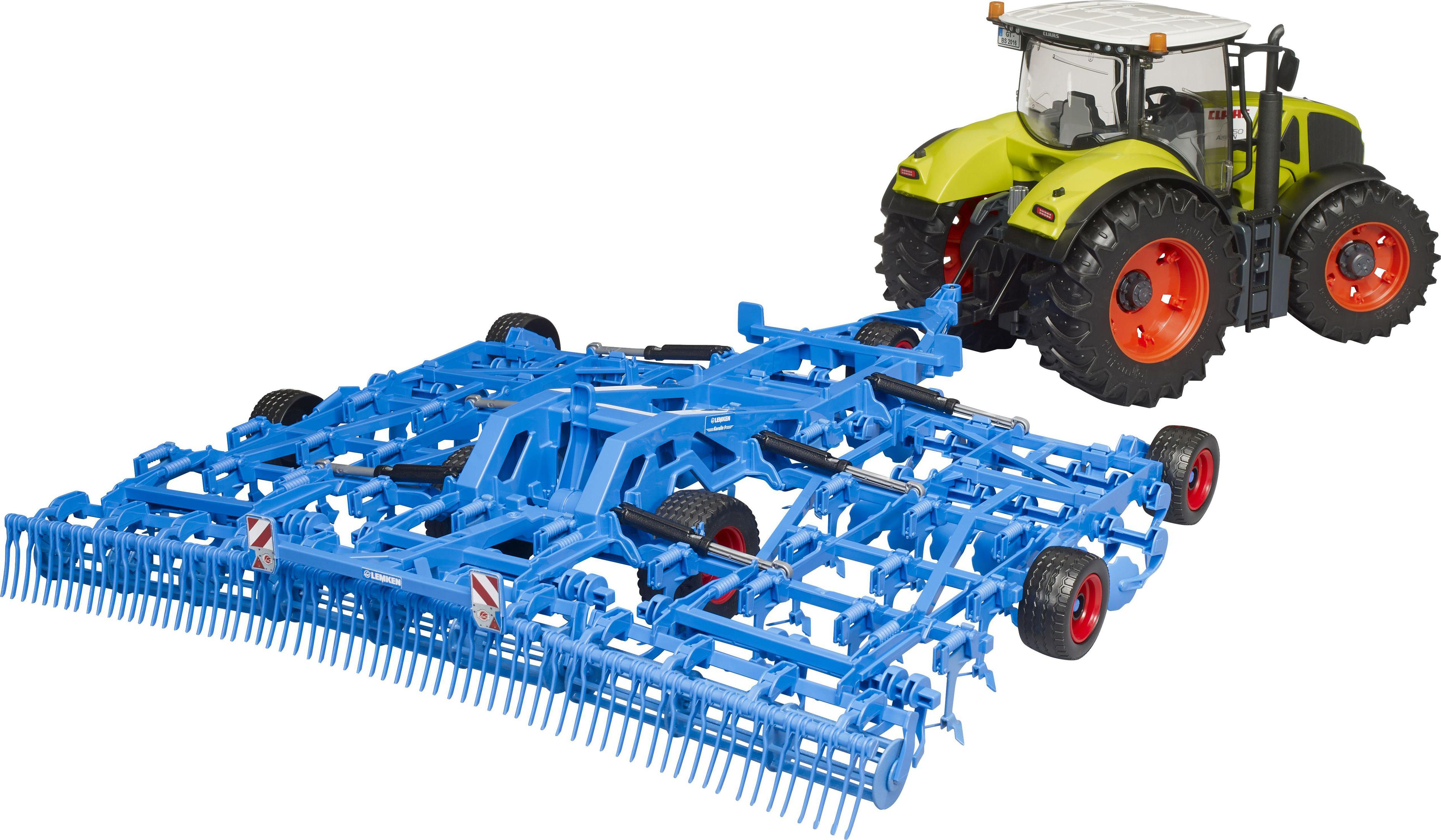 Ein grüner Traktor zieht ein blaues landwirtschaftliches Gerät. Die Szene ist vor weißem Hintergrund.