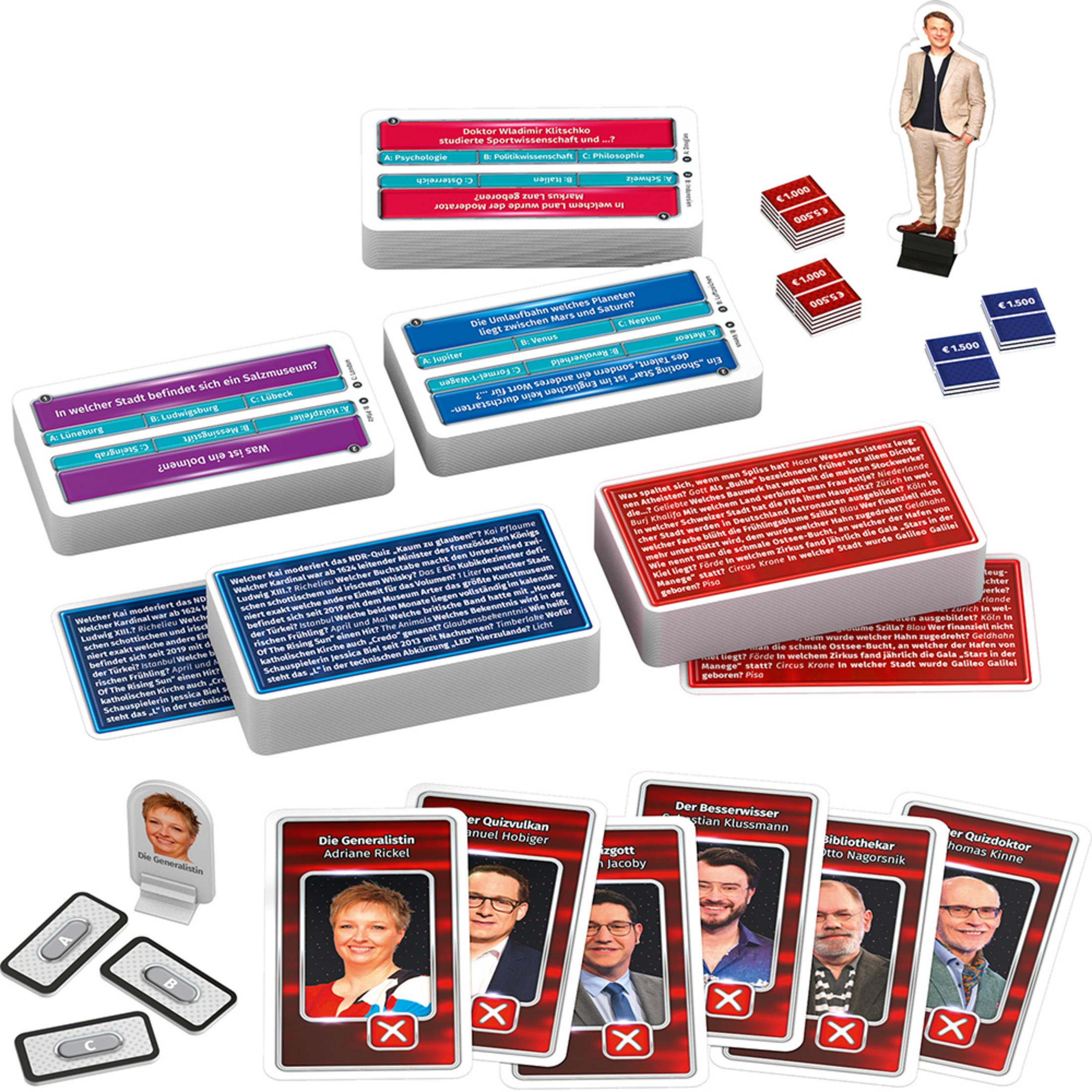 Elementy gry planszowej: karty, figurki i plansza. Różne postacie są pokazane na kartach.