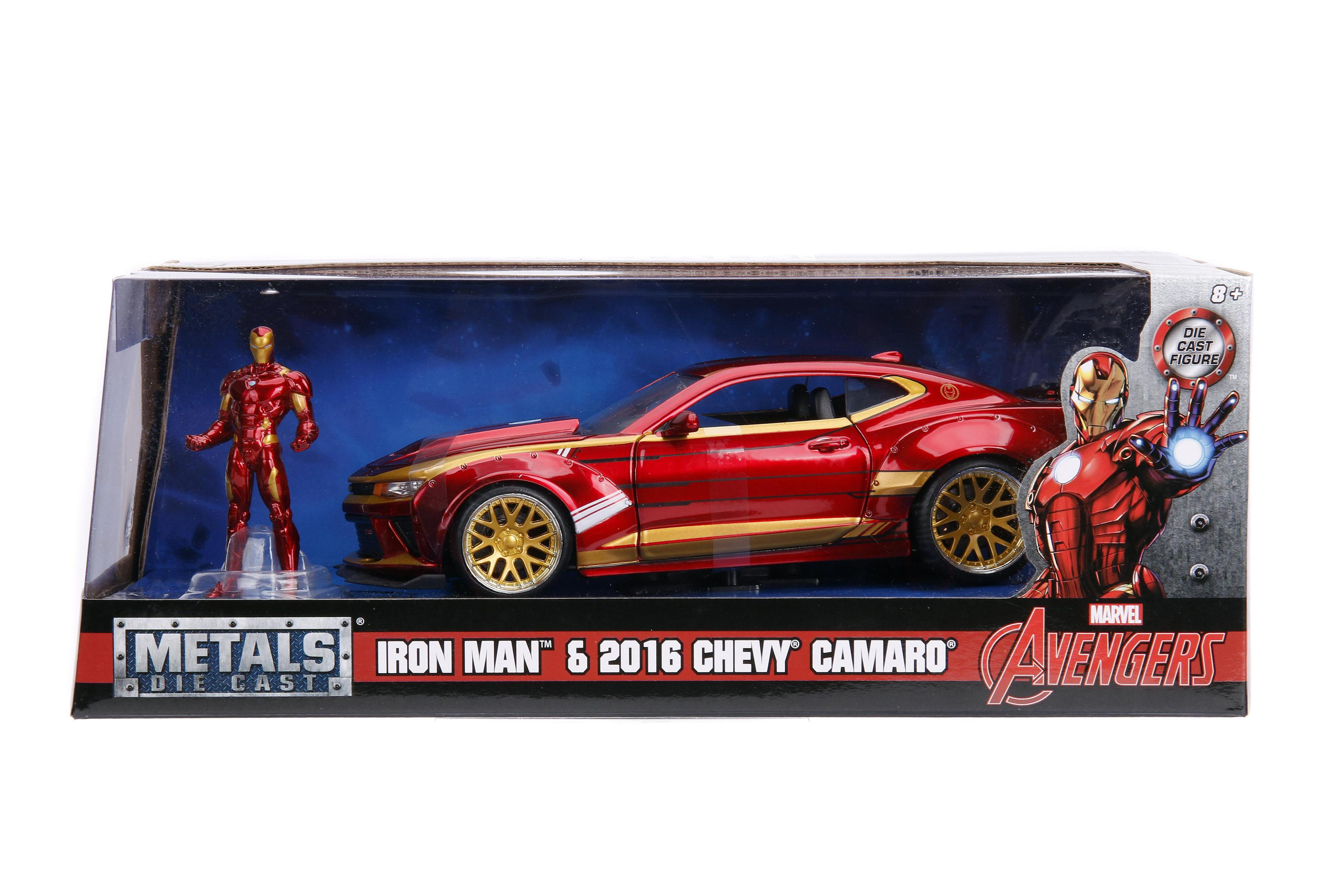 Iron Man Spielfigur und ein rotes Camaro-Auto-Spielzeug in einer Box.
