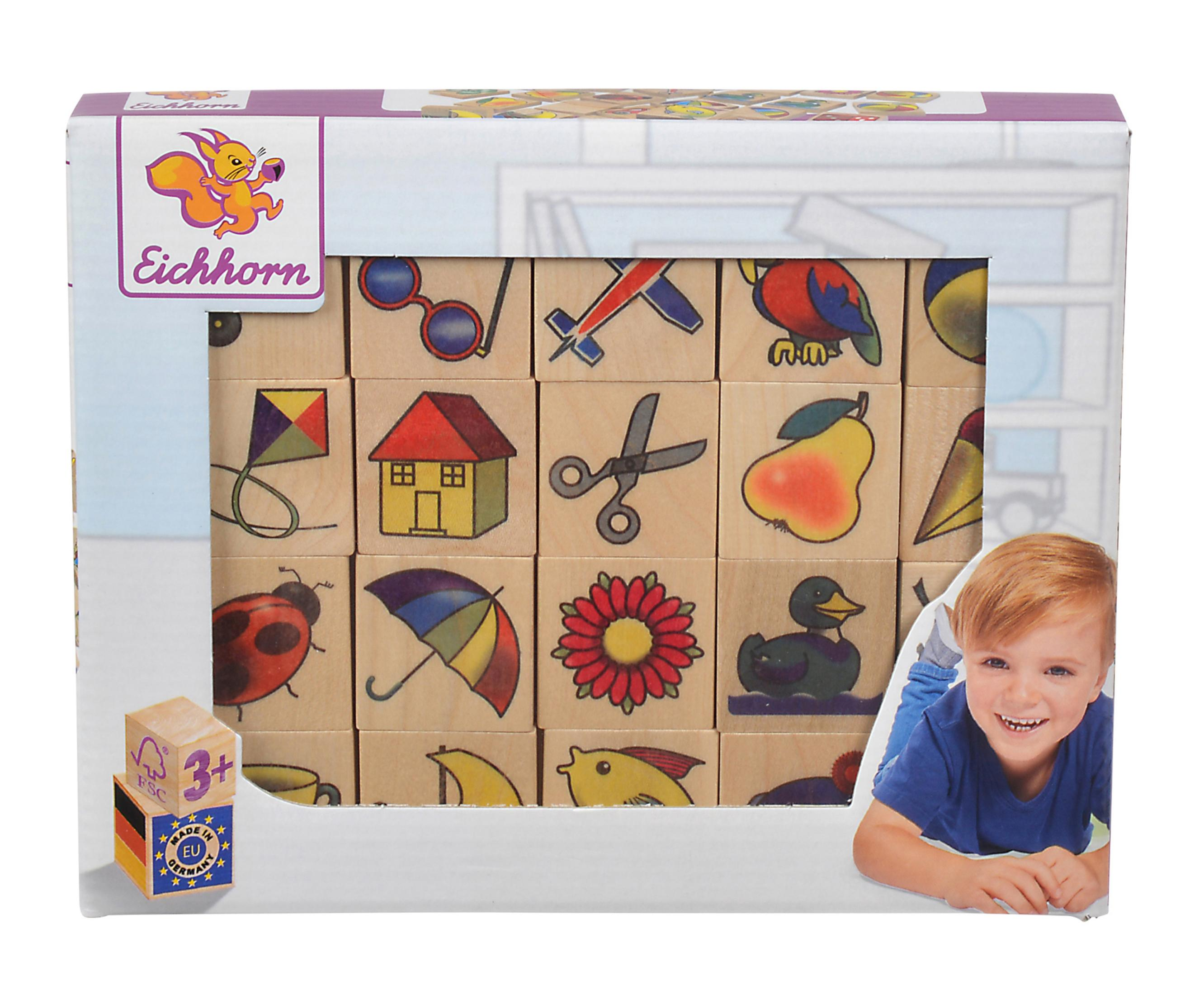 Drewniane klocki z obrazkami, wyświetlane w pudełku, z widoczną twarzą dziecka.