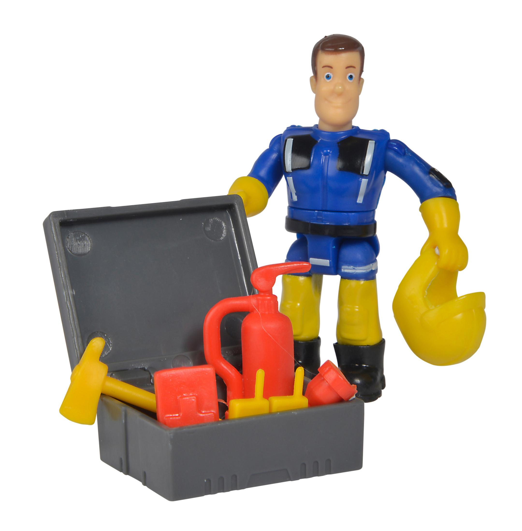 Feuerwehrmann-Spielzeug mit Werkzeugen in einer grauen Werkzeugkiste, weißer Hintergrund.