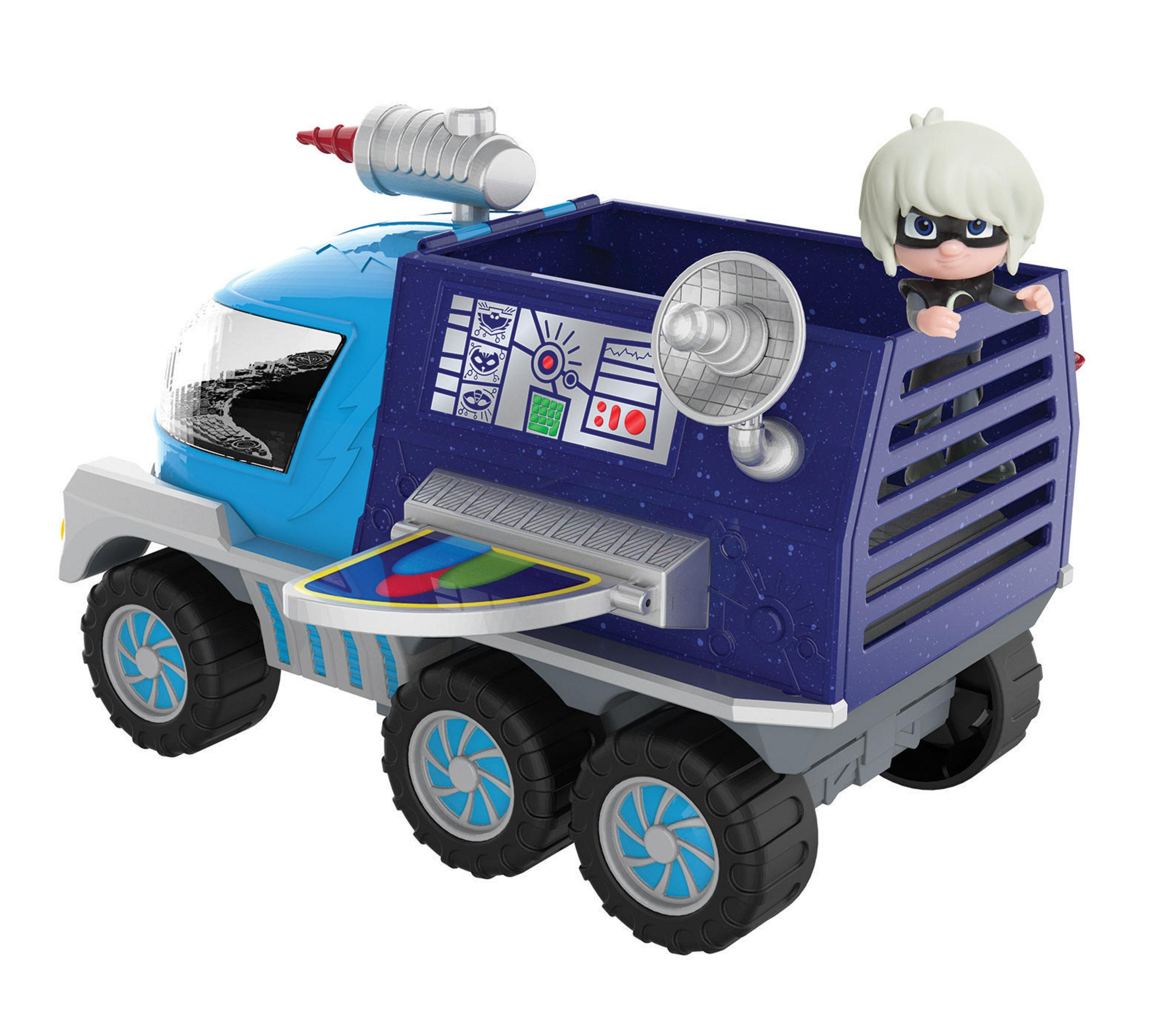 Ein blau-weißer Spielzeug-LKW mit einer Figur auf weißem Hintergrund. Die Figur sitzt im LKW.