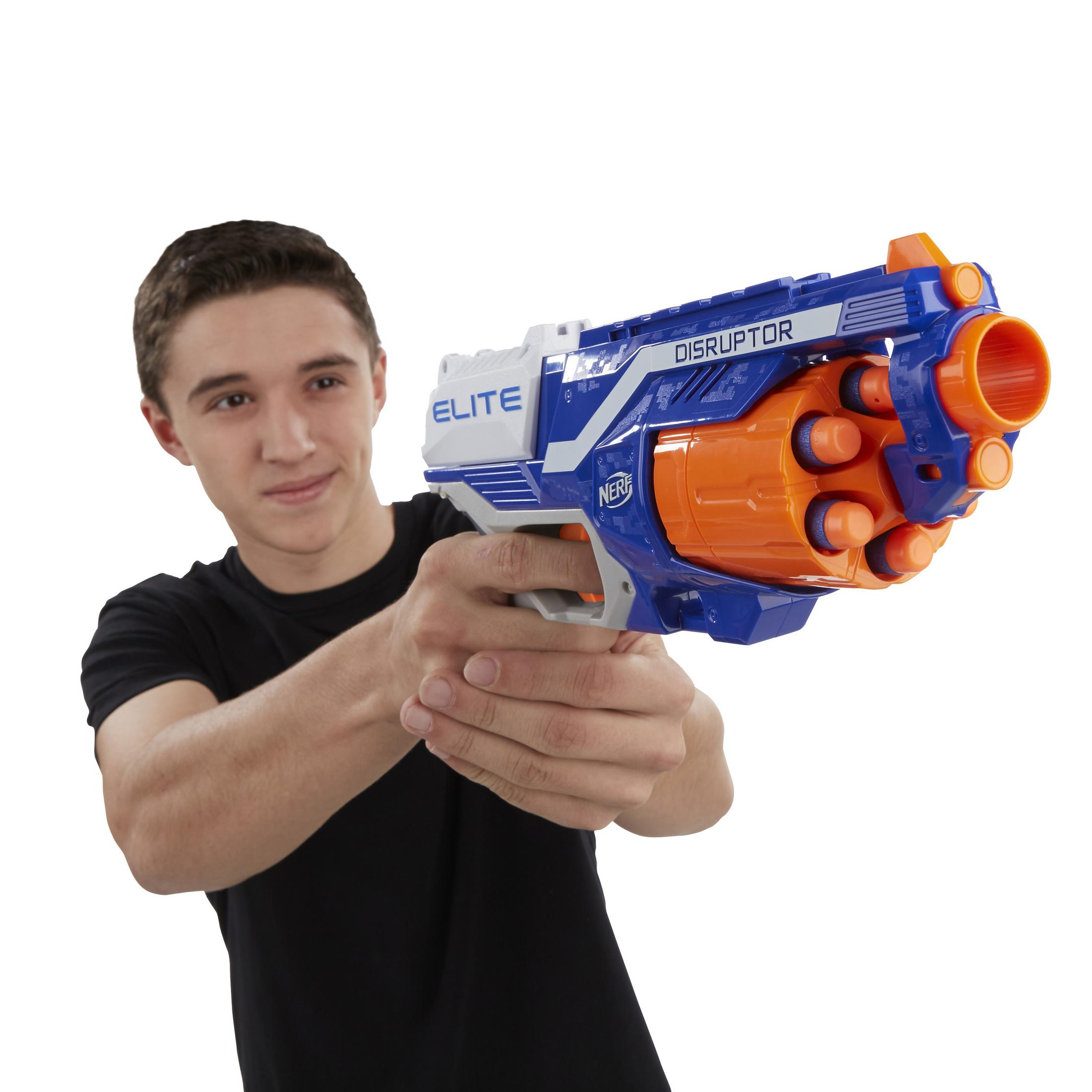 Teenager hält eine blau-orangefarbene Nerf-Pistole. Die Waffe ist auf weißem Hintergrund nach vorne gerichtet.