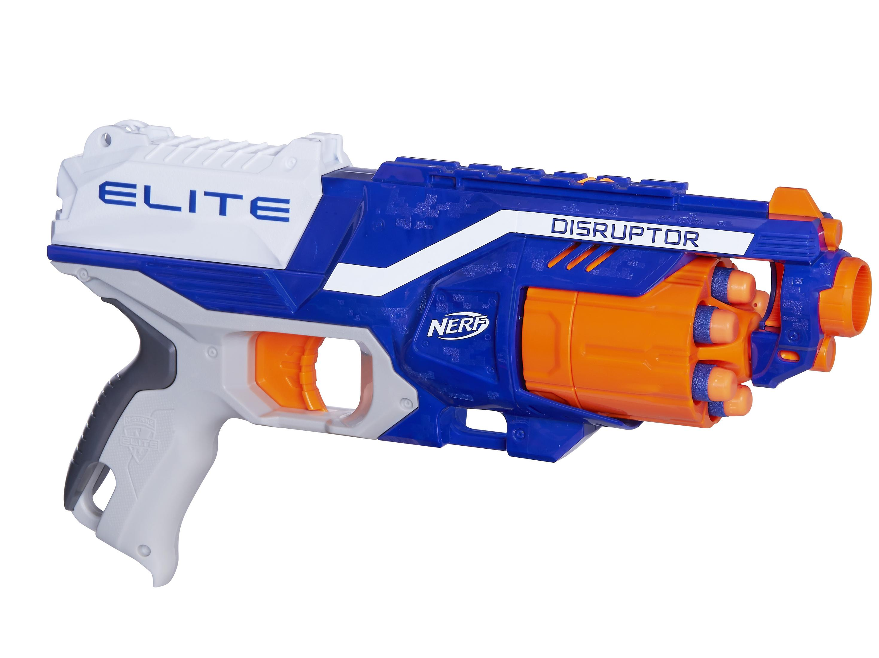 Eine Nerf Disruptor Spielzeugpistole, hauptsächlich weiß und blau, mit orangefarbenen Details, isoliert auf weißem Hintergrund.