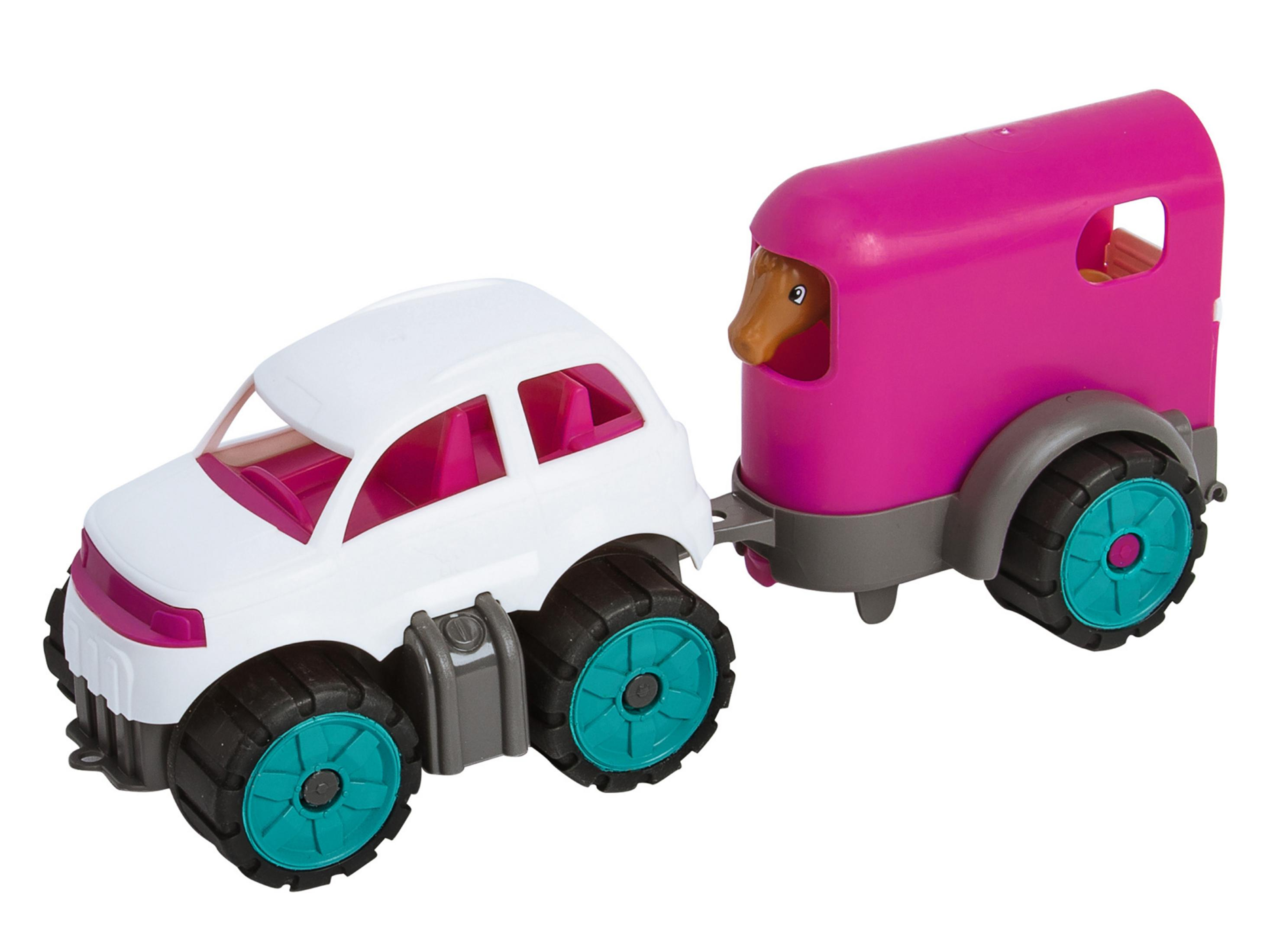 Biały samochodzik ciągnący różową przyczepę dla koni. Samochód ma niebieskie koła, a przyczepa głowę konia.