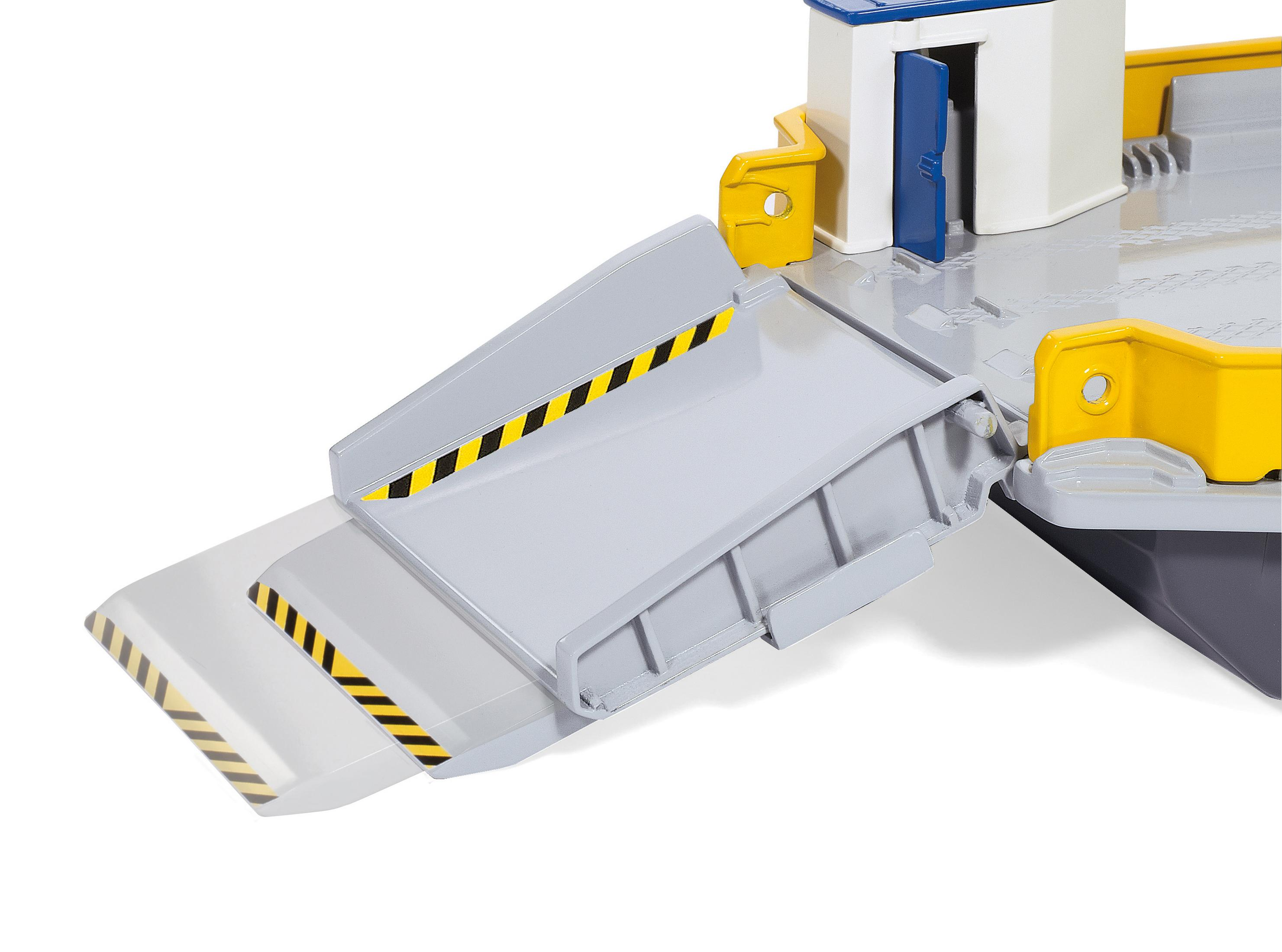 Zabawkowa prom z rampą, biały i szary, na białym tle.