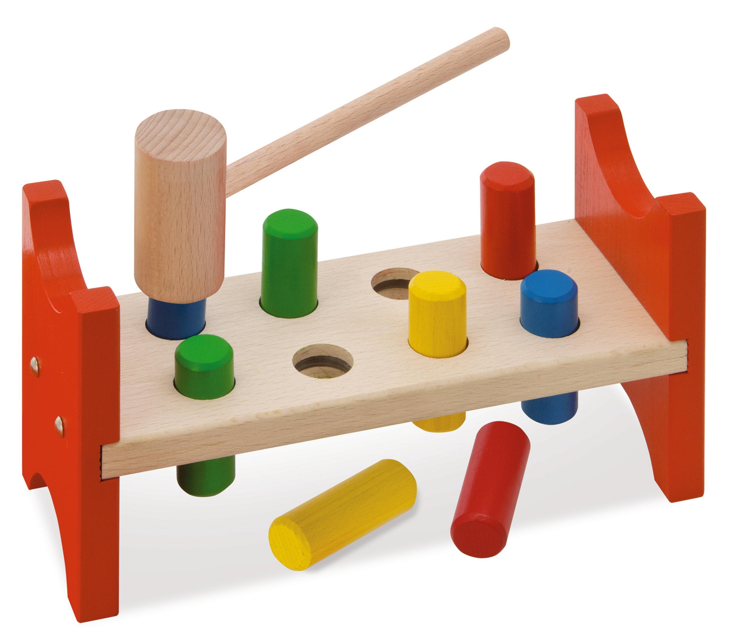 Ein Holzspielzeug mit roten Seiten, natürlichen Stiften und einem Holzhammer. Mehrere Stifte sind gefallen.