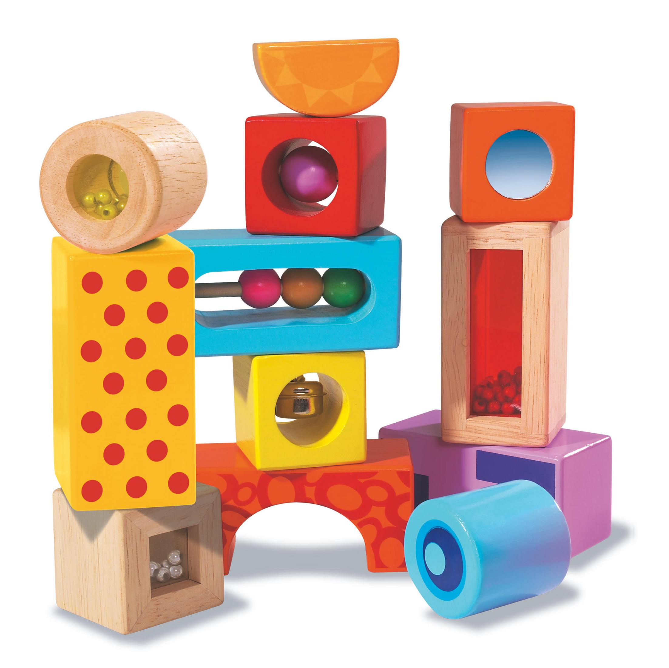 Bunte Holzbausteine in verschiedenen Formen, einige mit Öffnungen und Perlen.