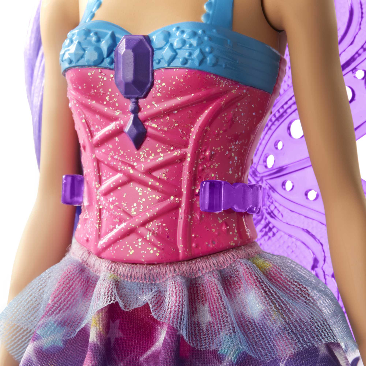 Nahaufnahme eines Puppen-Torso, rosa Kleid, blaues Oberteil, lila Flügel.