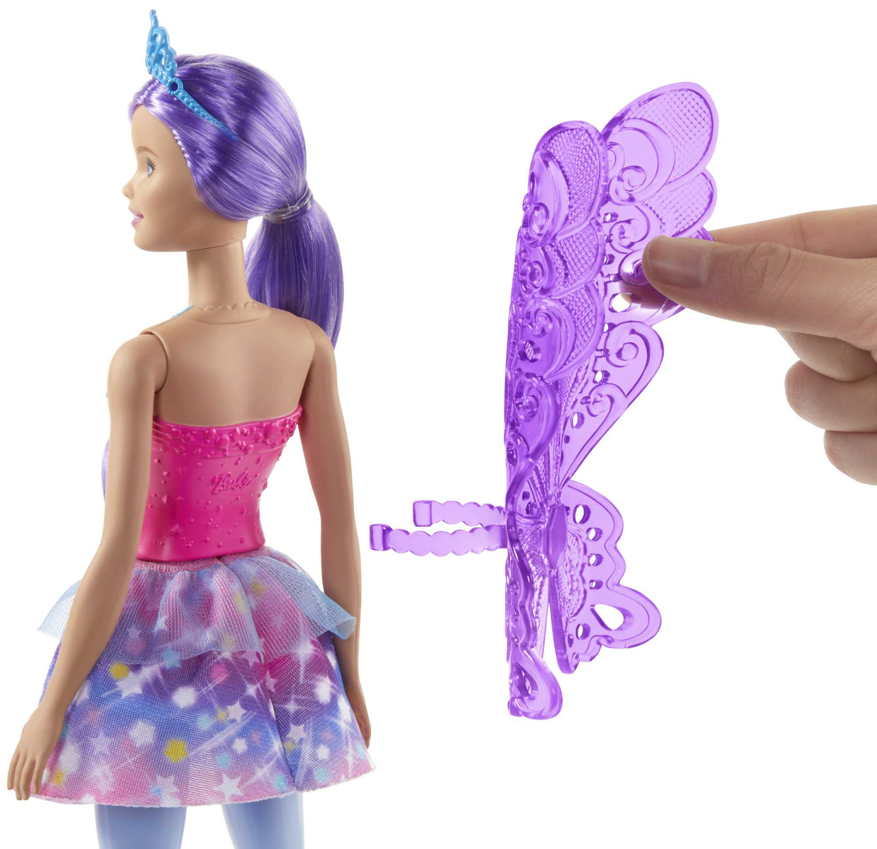 Barbie-Puppe mit lila Haaren und Flügeln, die angebracht werden, trägt ein rosa Oberteil und blauen Rock, weißer Hintergrund.