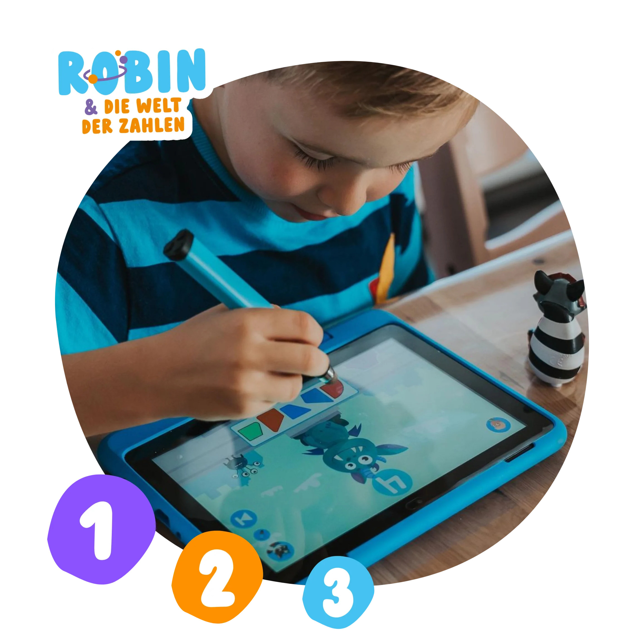 Ragazzo usa tablet, mostra mostro blu sullo schermo, circondato da numeri 1, 2 e 3, con giocattolo zebra.