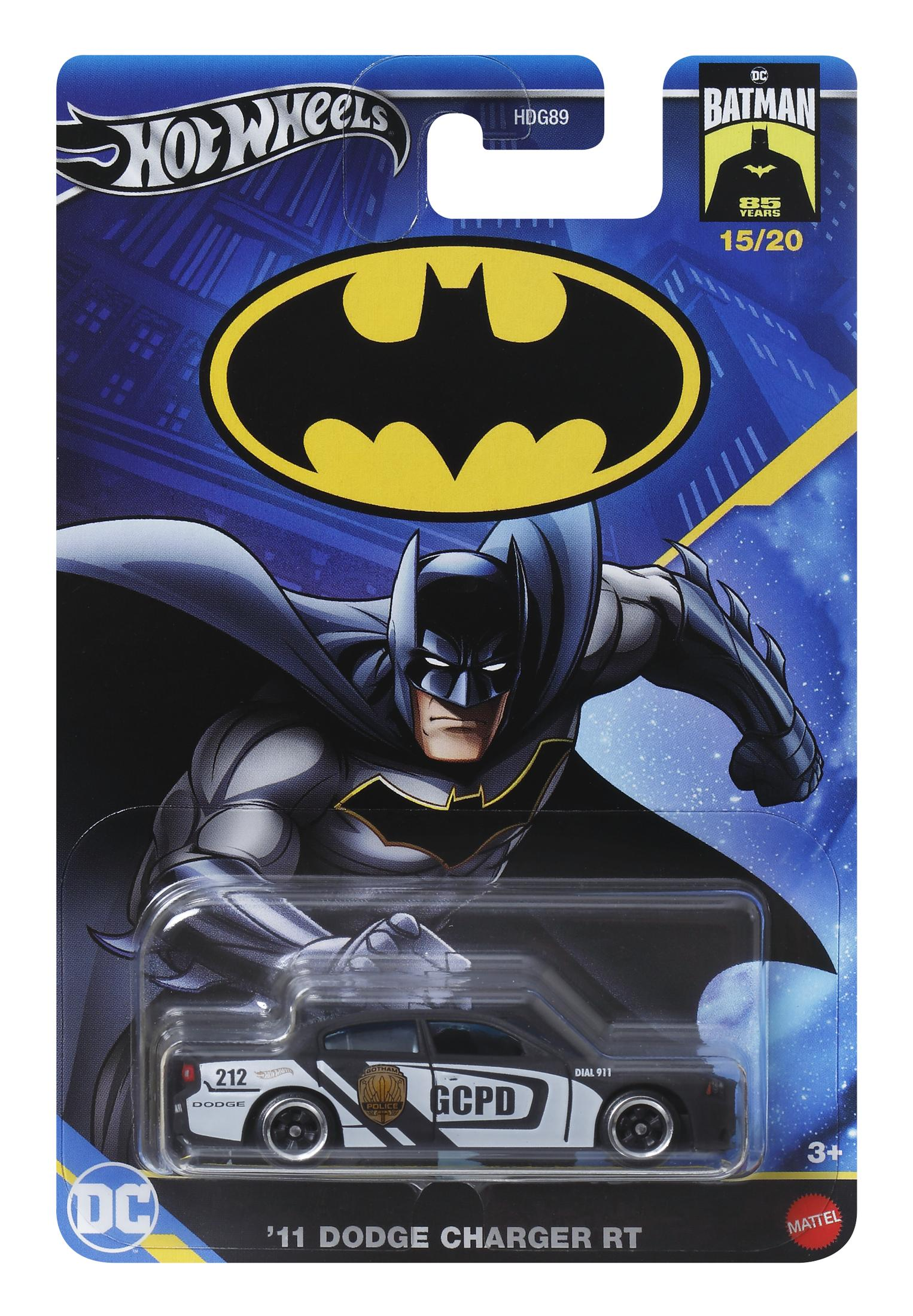 Embalaje de coche Hot Wheels Batman. Presenta el símbolo del murciélago y un coche '11 Dodge Charger RT.