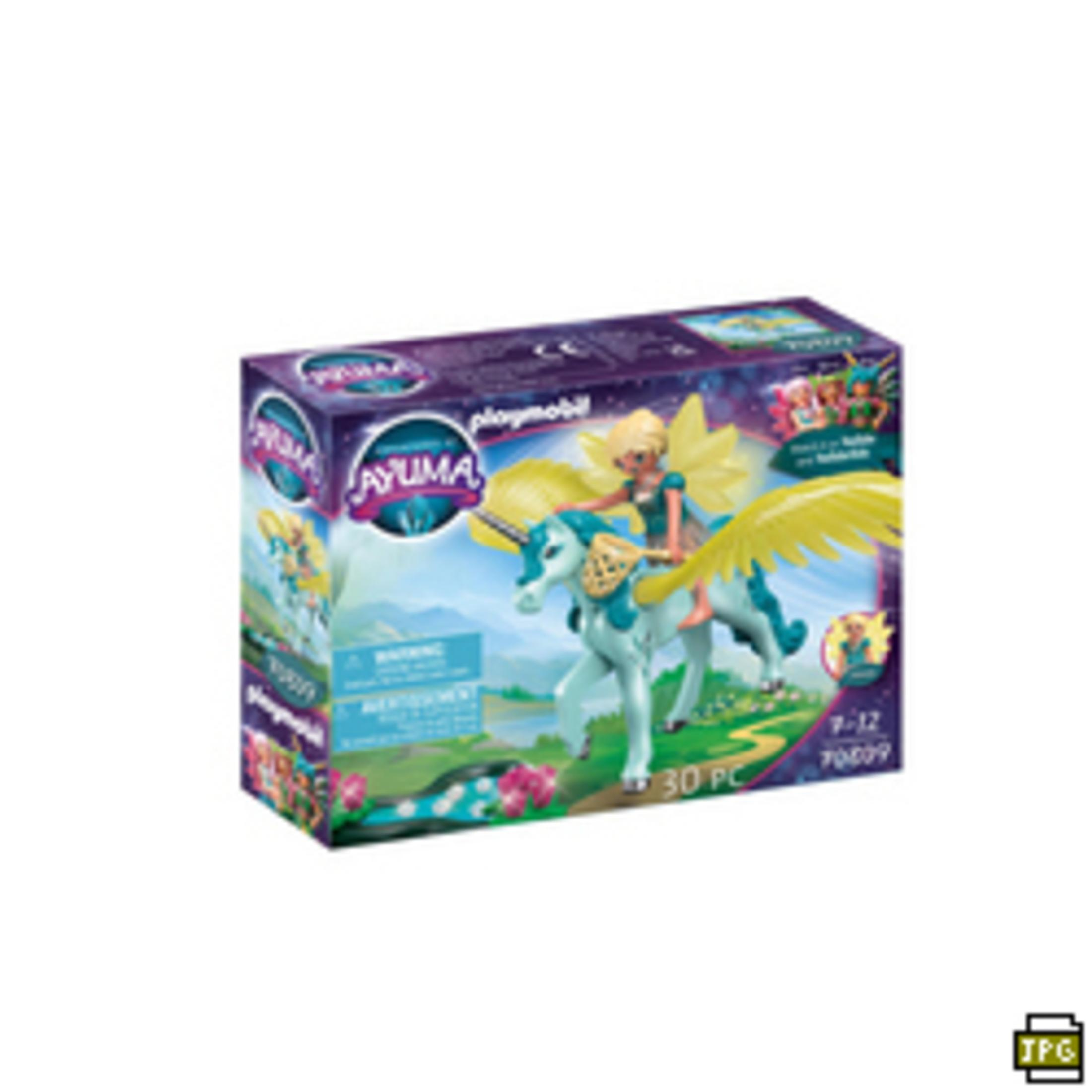 Pudełko Playmobil przedstawia dziewczynkę jadącą na jednorożcu ze skrzydłami. Pudełko ma fioletowo-niebieski design.