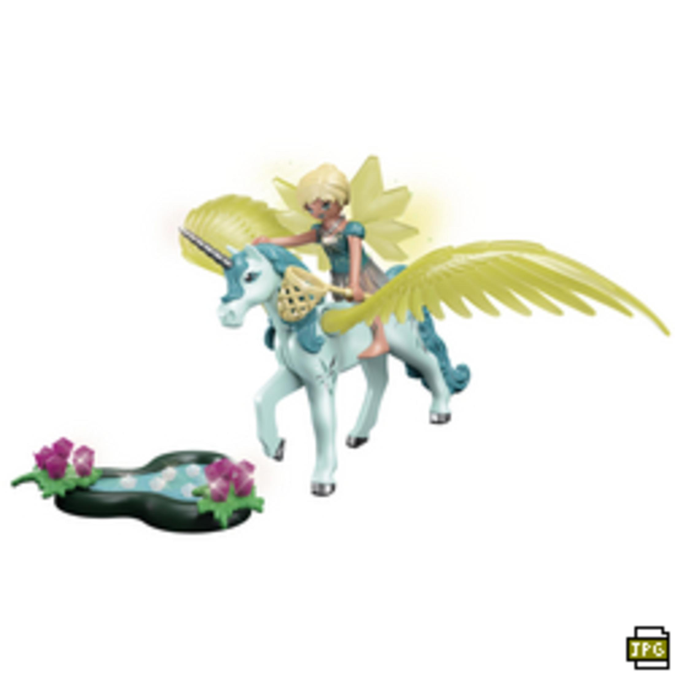 Wróżka jadąca na zabawkowym jednorożcu z małym stawem z kwiatami.