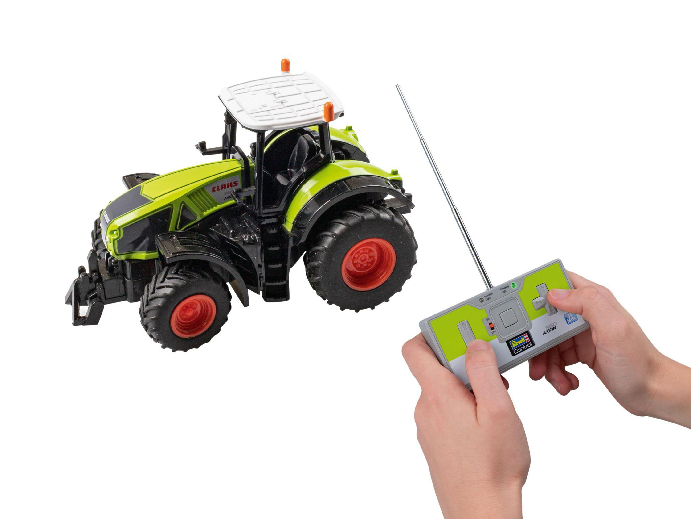 Un tractor de juguete con un mando a distancia.