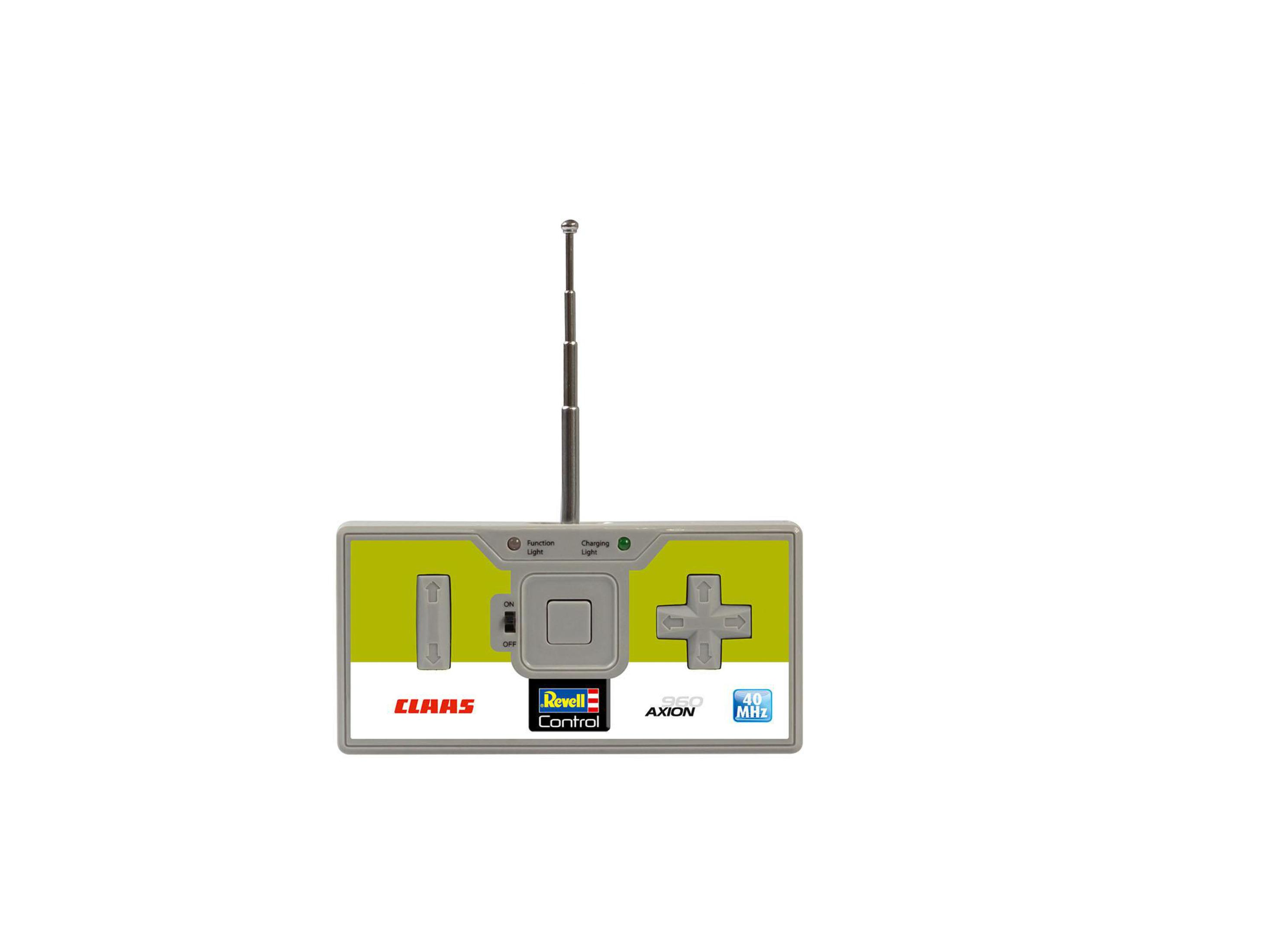 Control remoto para un tractor de juguete. Es blanco y verde con una antena plateada en la parte superior.