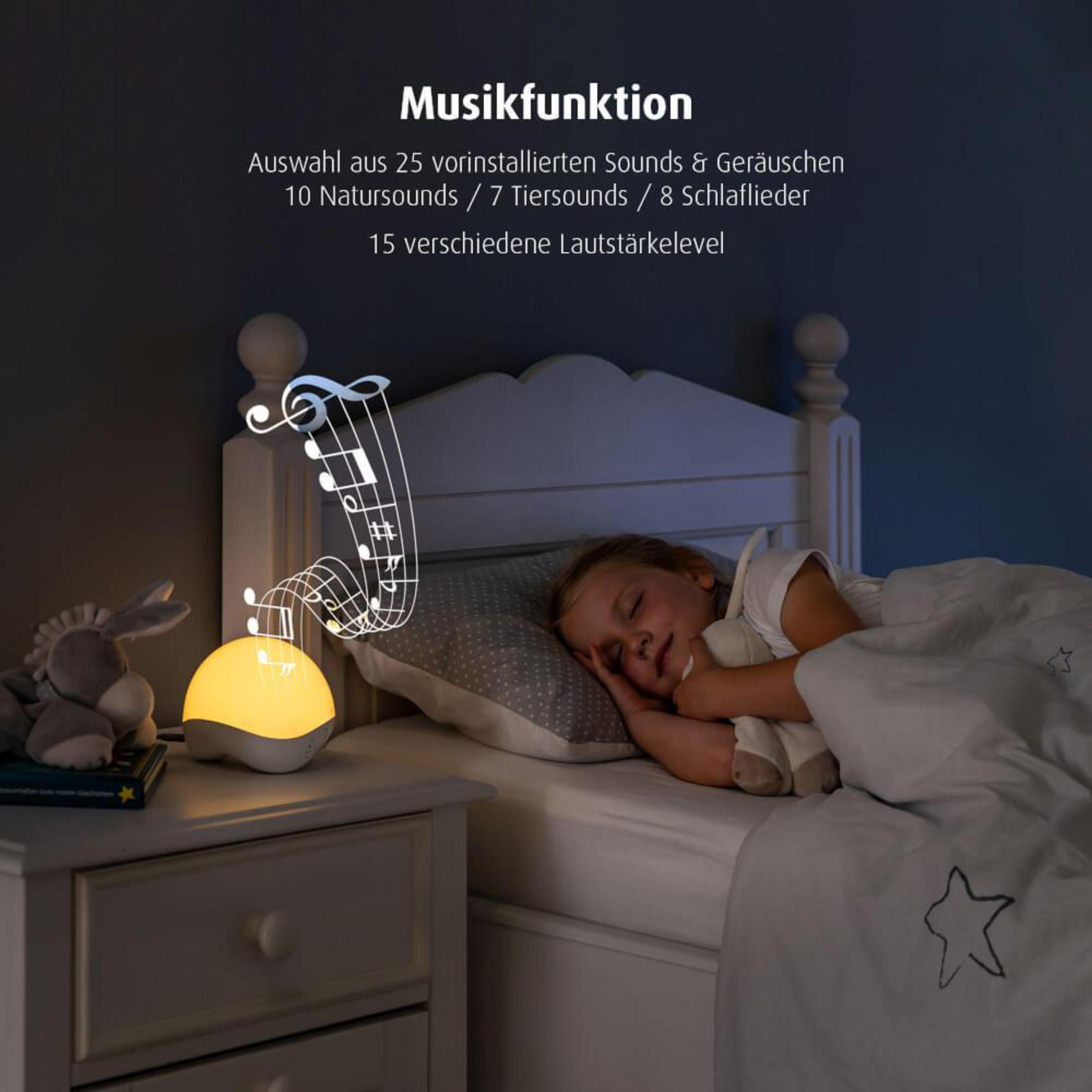 Schlafendes Mädchen im Bett mit Musikwecker, Noten sichtbar.