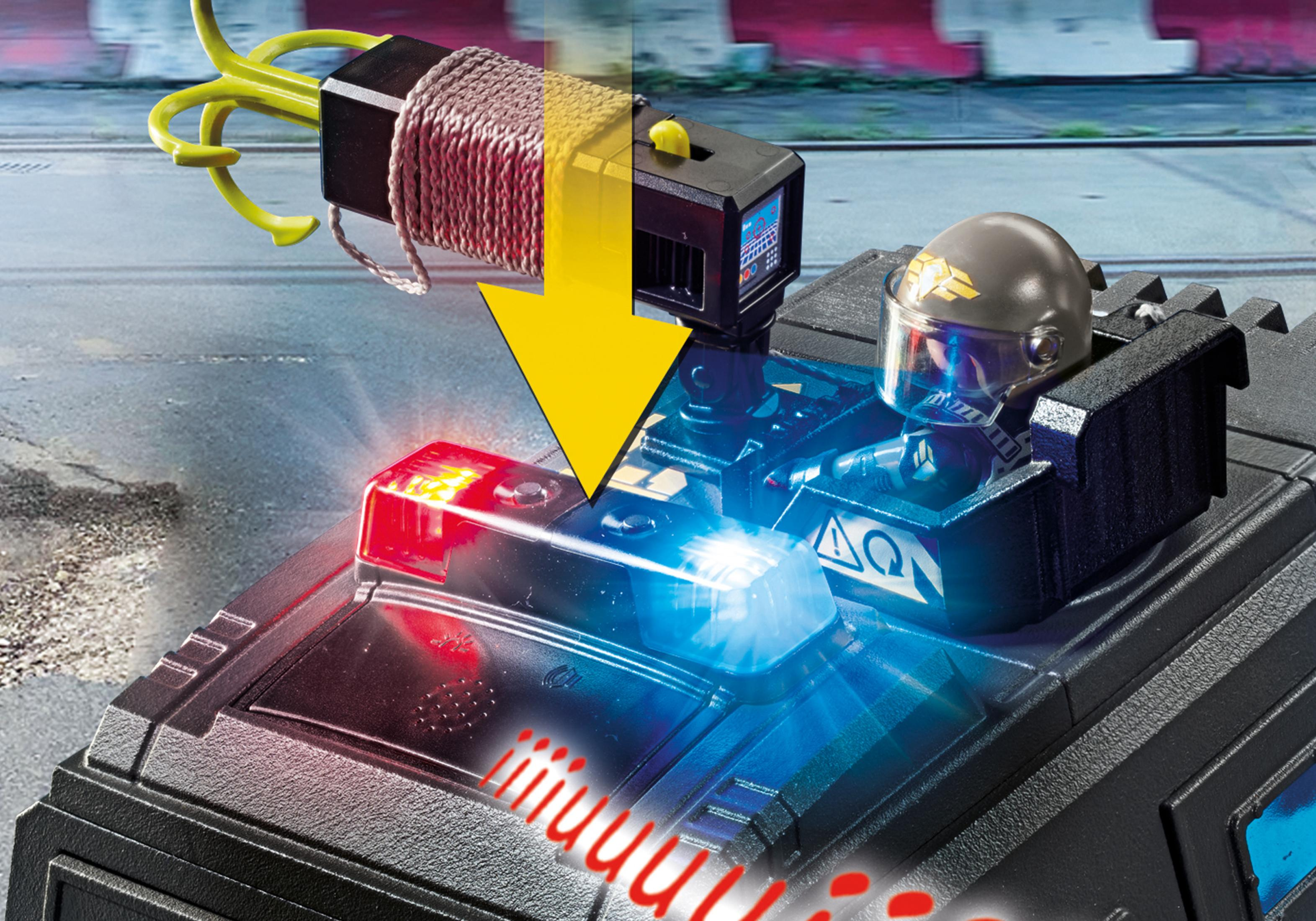 Czarny pojazd z migającymi światłami i żółtą strzałką wskazującą w dół po prawej.