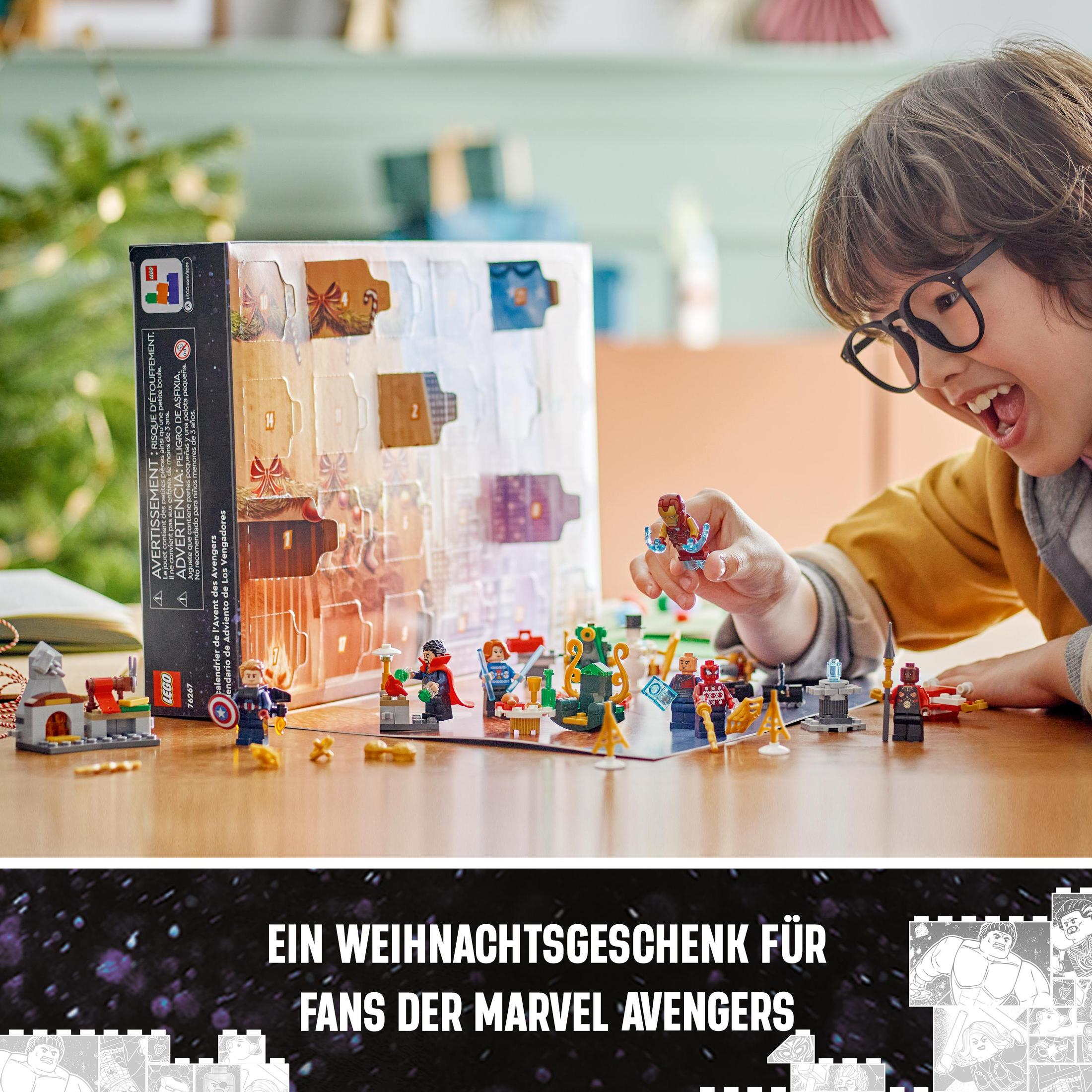 Dziecko bawi się kalendarzem adwentowym Lego Marvel Avengers. Różne figurki Lego są wystawione.
