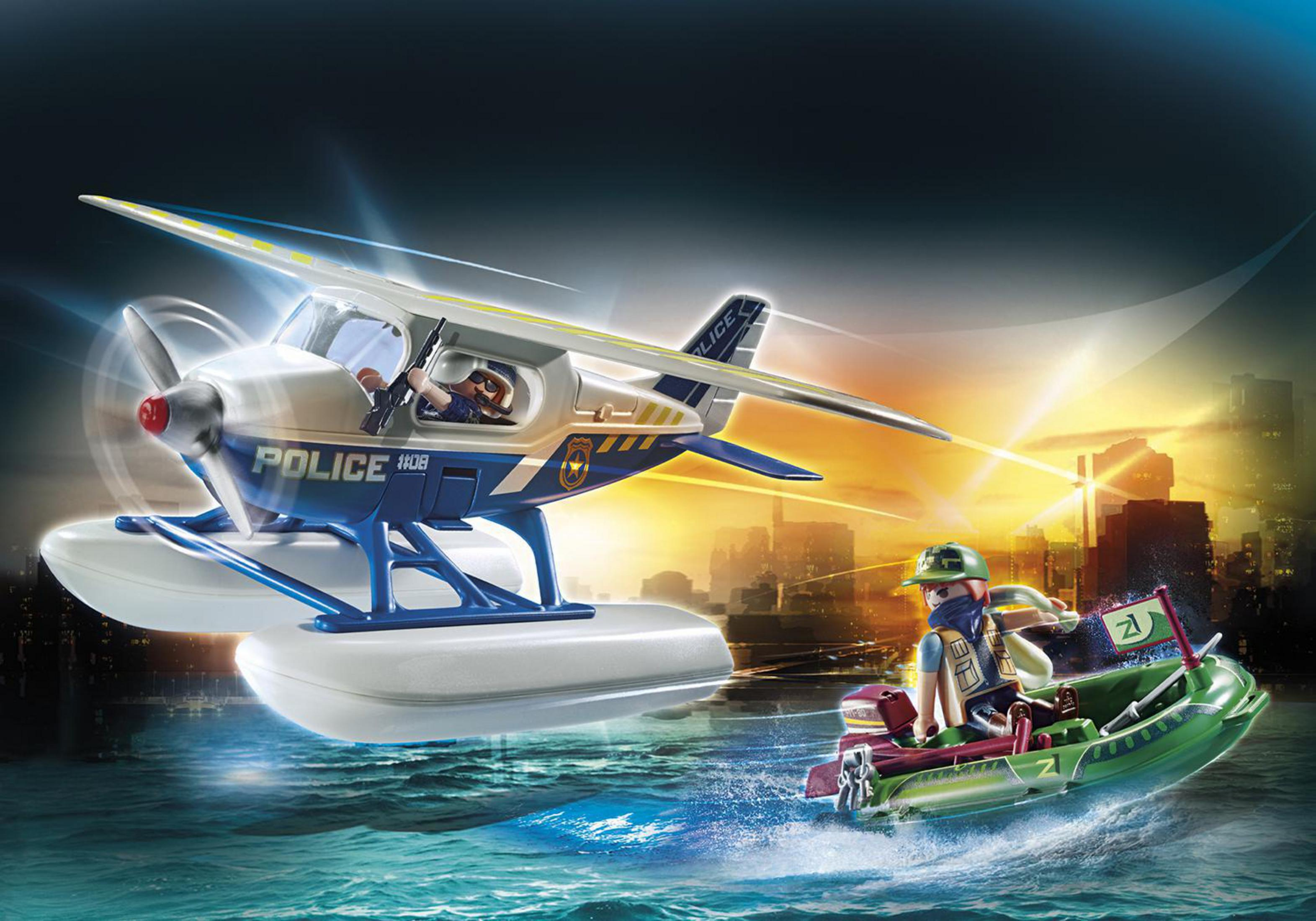 Ein Spielzeug-Wasserflugzeug fliegt über Wasser mit einem Polizeiboot. Das Wasserflugzeug ist weiß und blau mit Propeller.