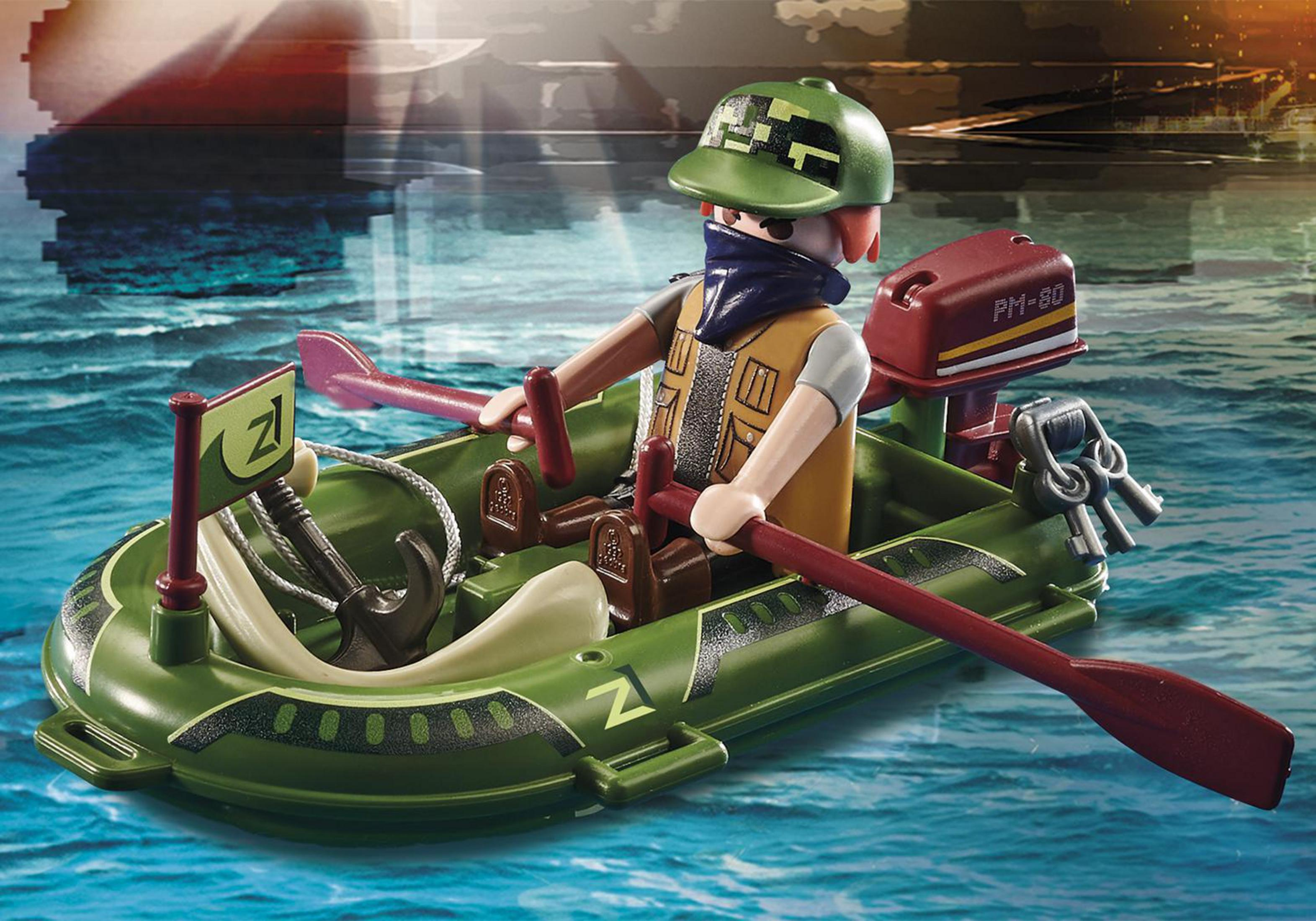Eine Spielfigur in einem Boot, mit Rudern und Motor, vor verschwommenem Wasser und Himmel.