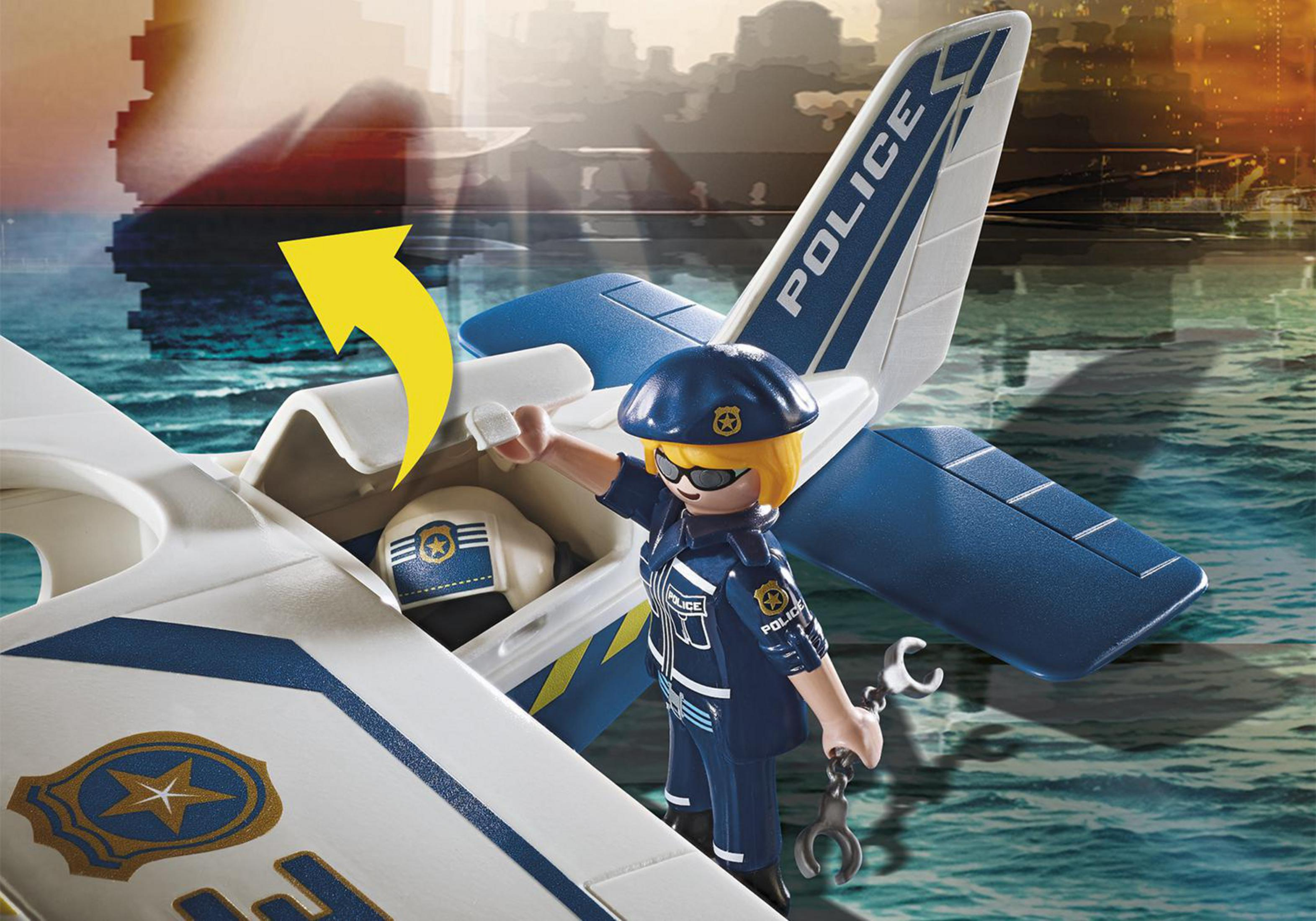 Eine Playmobil-Polizistin mit einem Flugzeug. Sie überprüft das Innere des Flugzeugs. Die Szene ist draußen.