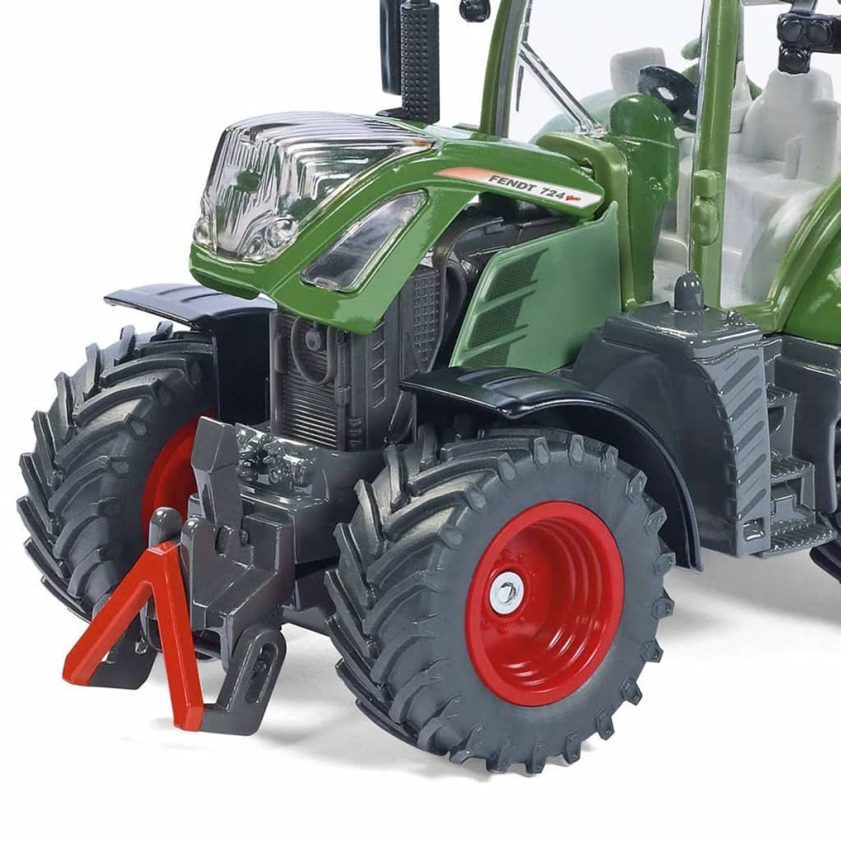 Zielony traktor Fendt z czerwonymi kołami. Traktor jest na białym tle, zbliżenie.