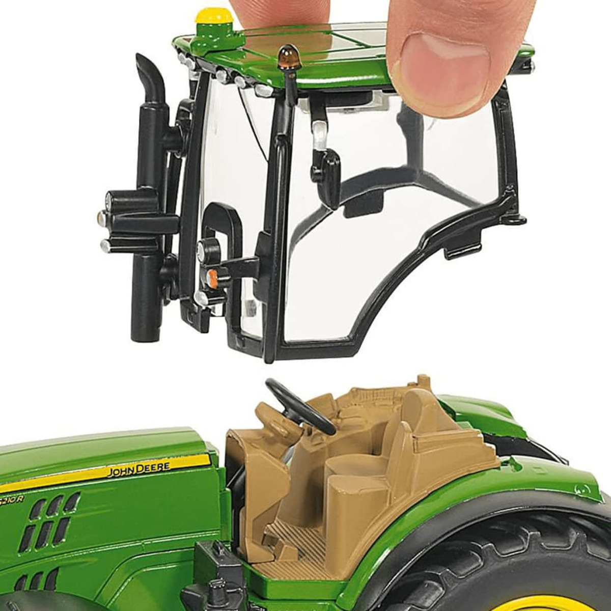 Zielono-żółty traktor John Deere z przezroczystą kabiną. Białe tło.