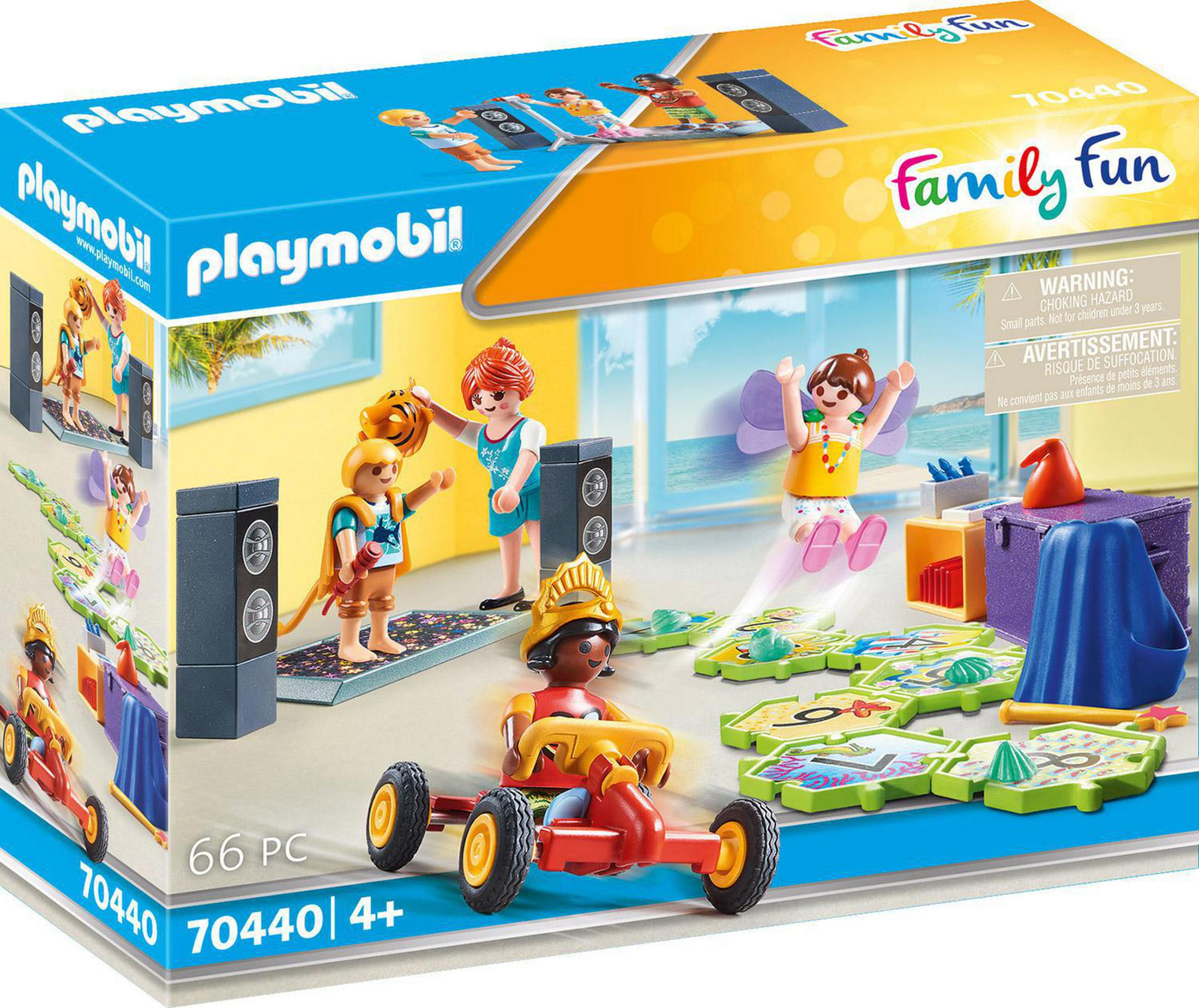Zestaw Playmobil Family Fun z figurkami i akcesoriami, w tym gokartem i głośnikami.
