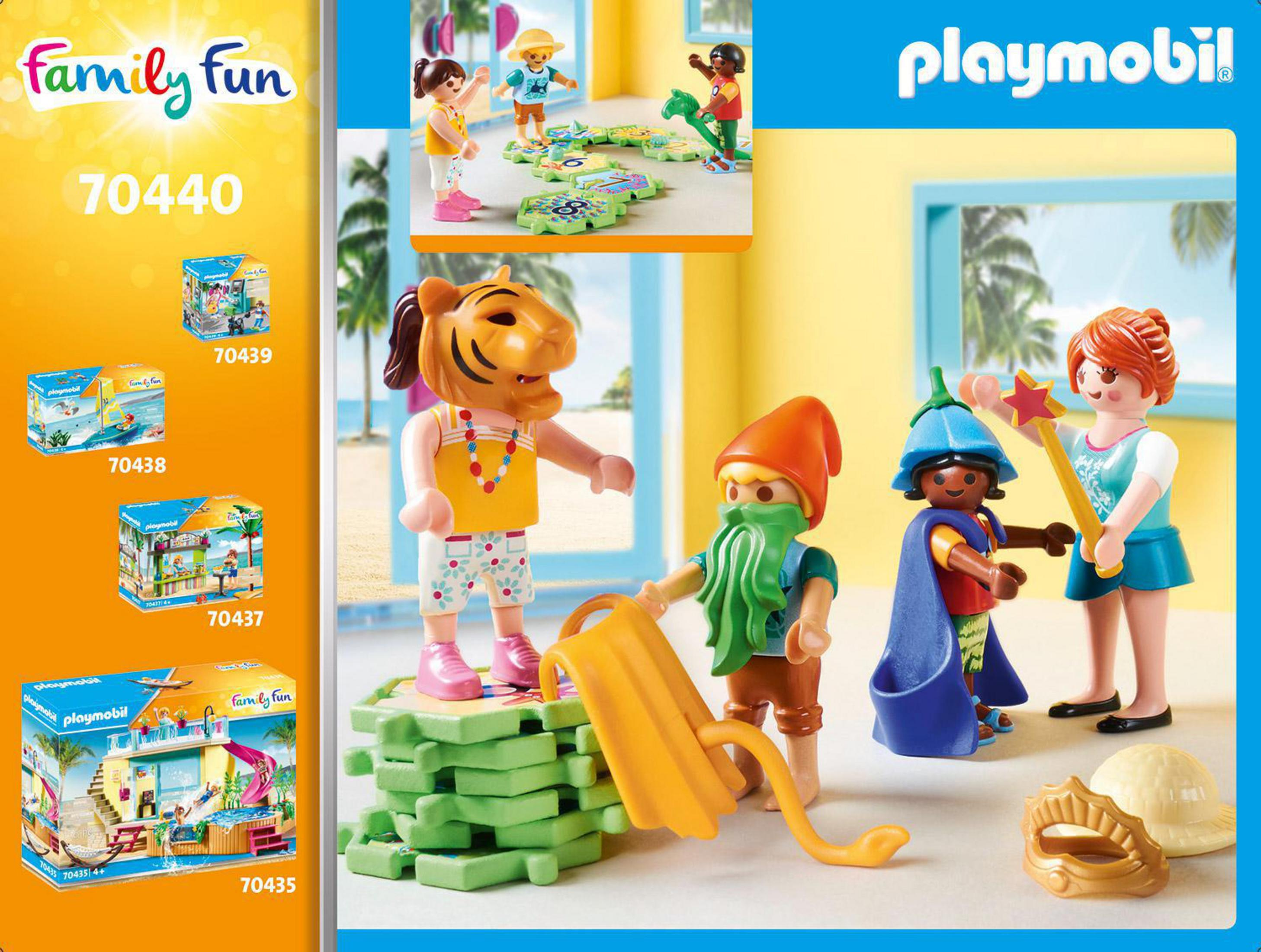 Zestaw Playmobil Family Fun z różnymi figurkami i akcesoriami. Zawiera pudełka i model domu.