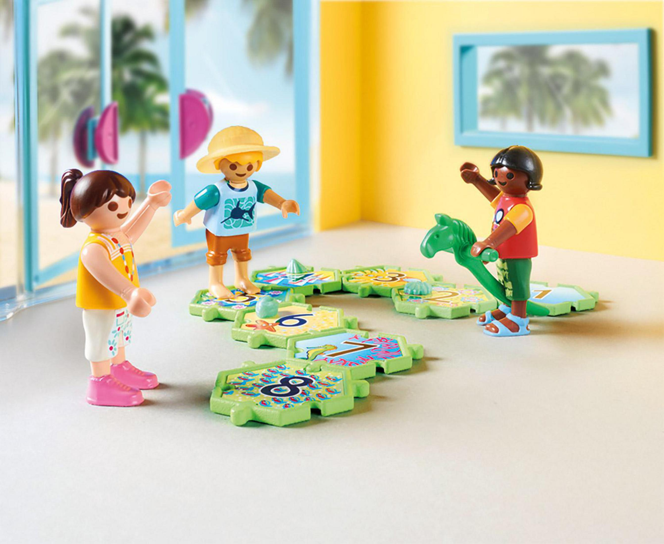 Trzy figurki Playmobil z puzzlami, wnętrze.