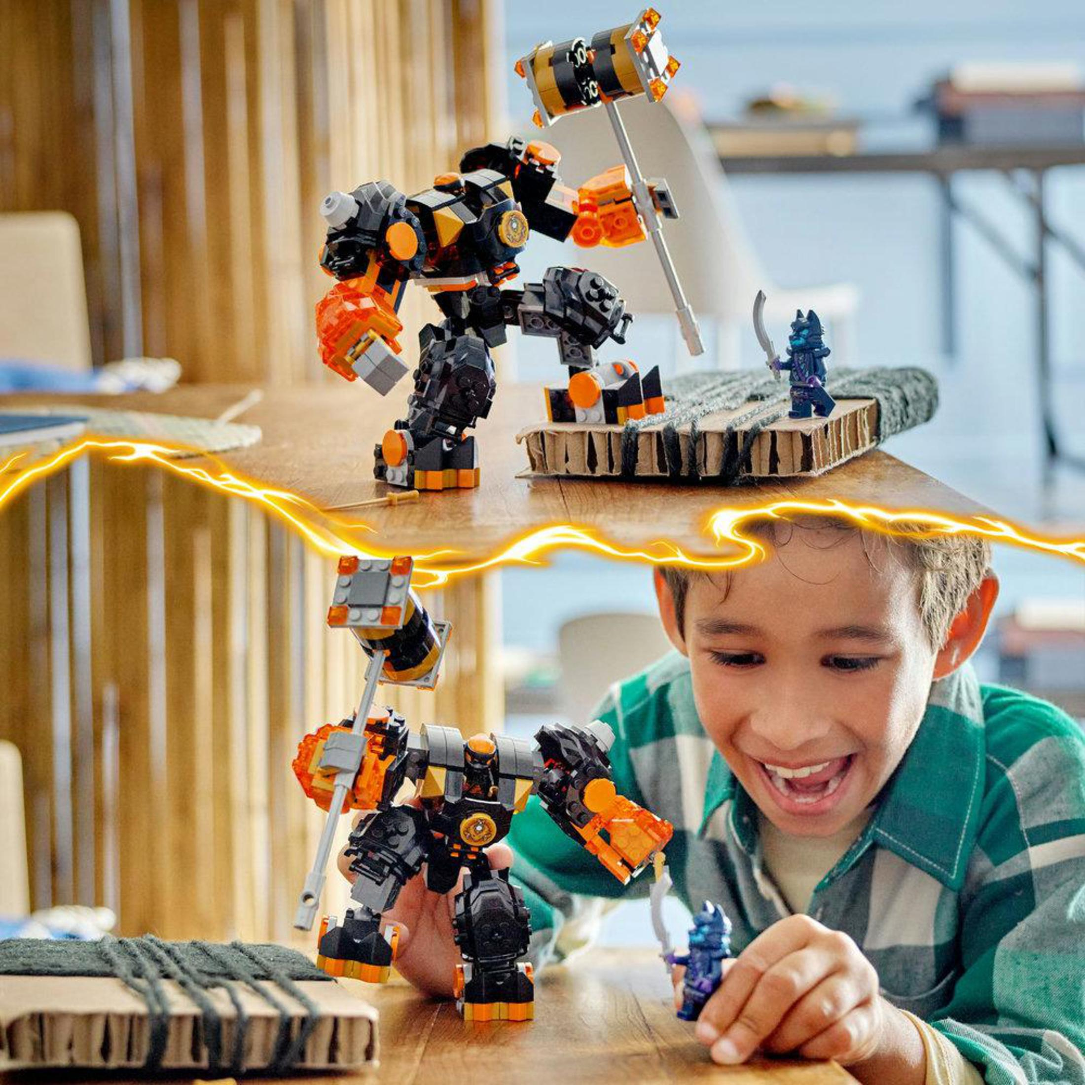 Ein Junge spielt mit einem Lego-Roboter. Der Roboter ist schwarz und orange. Ein zweites Bild zeigt den Roboter im Kampf.