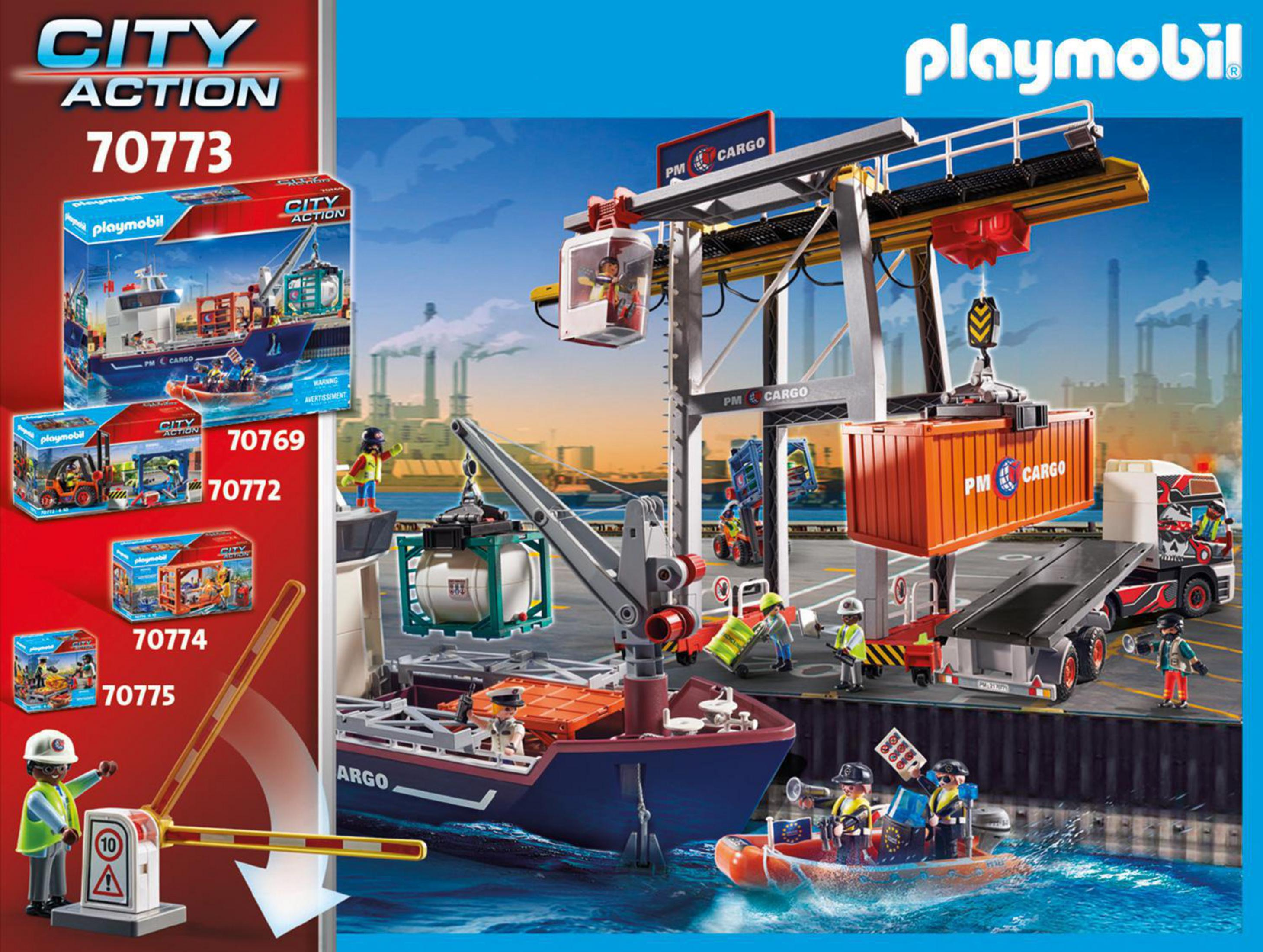 Playmobil Hafenszene mit Schiff, Container, Kran und Figuren. Boxen mit verschiedenen Sets sind links.